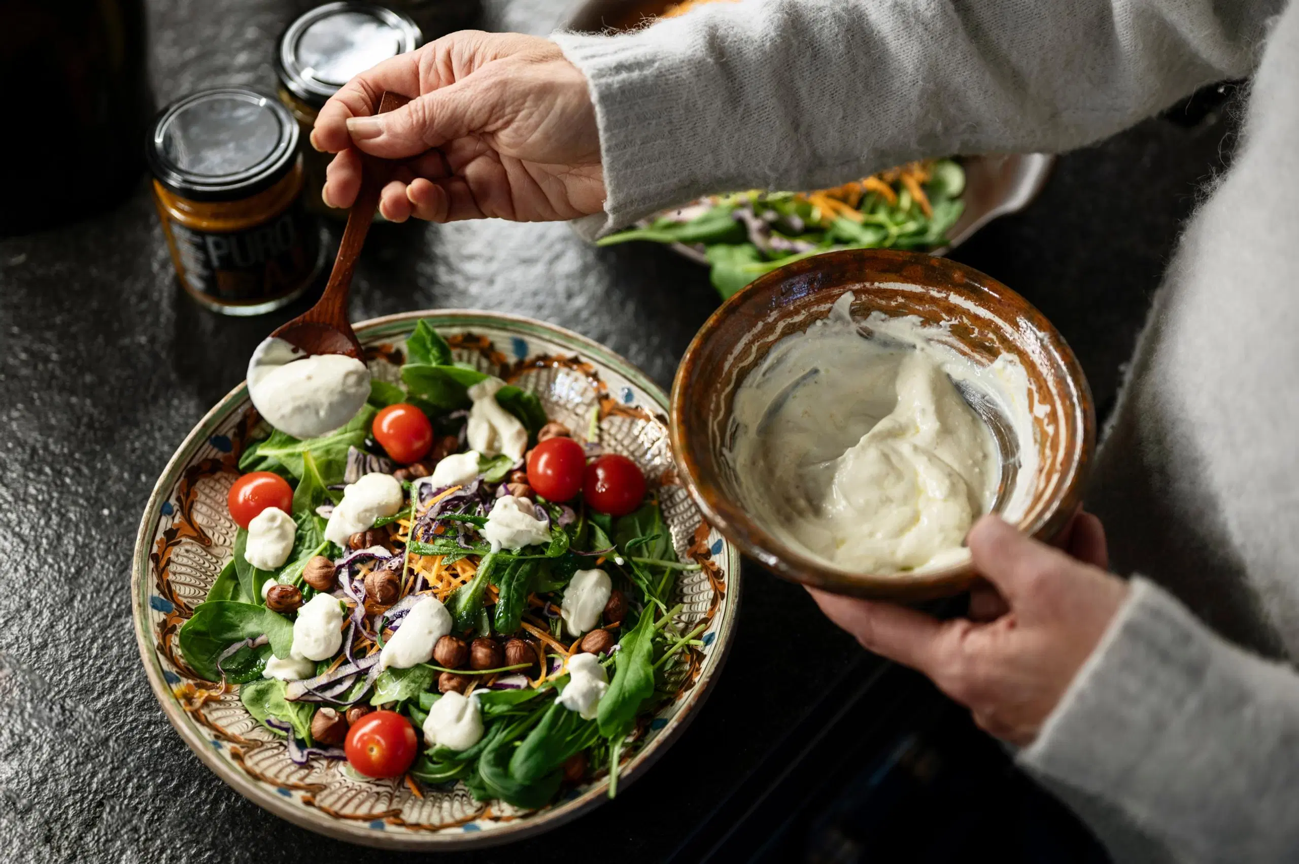 Salaatti, jossa on mozzarellaa, kikherneitä ja kirsikkatomaatteja