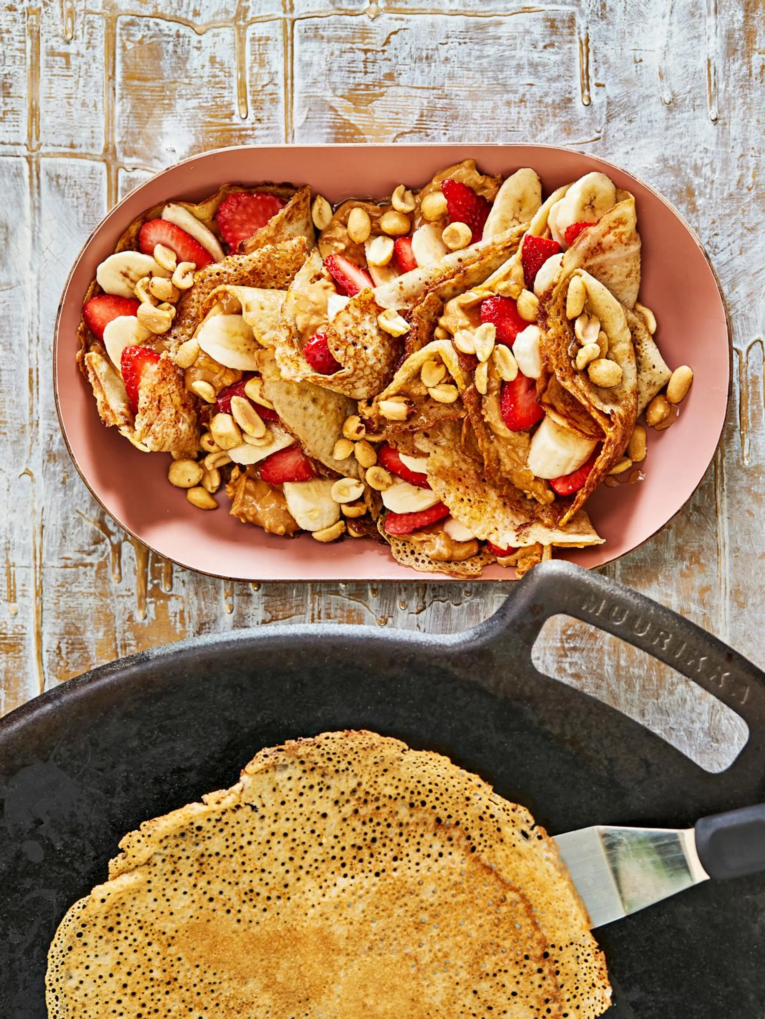 Suolaisenmakeat muurinpohjaletut banaanilla, mansikoilla ja maapähkinävoilla