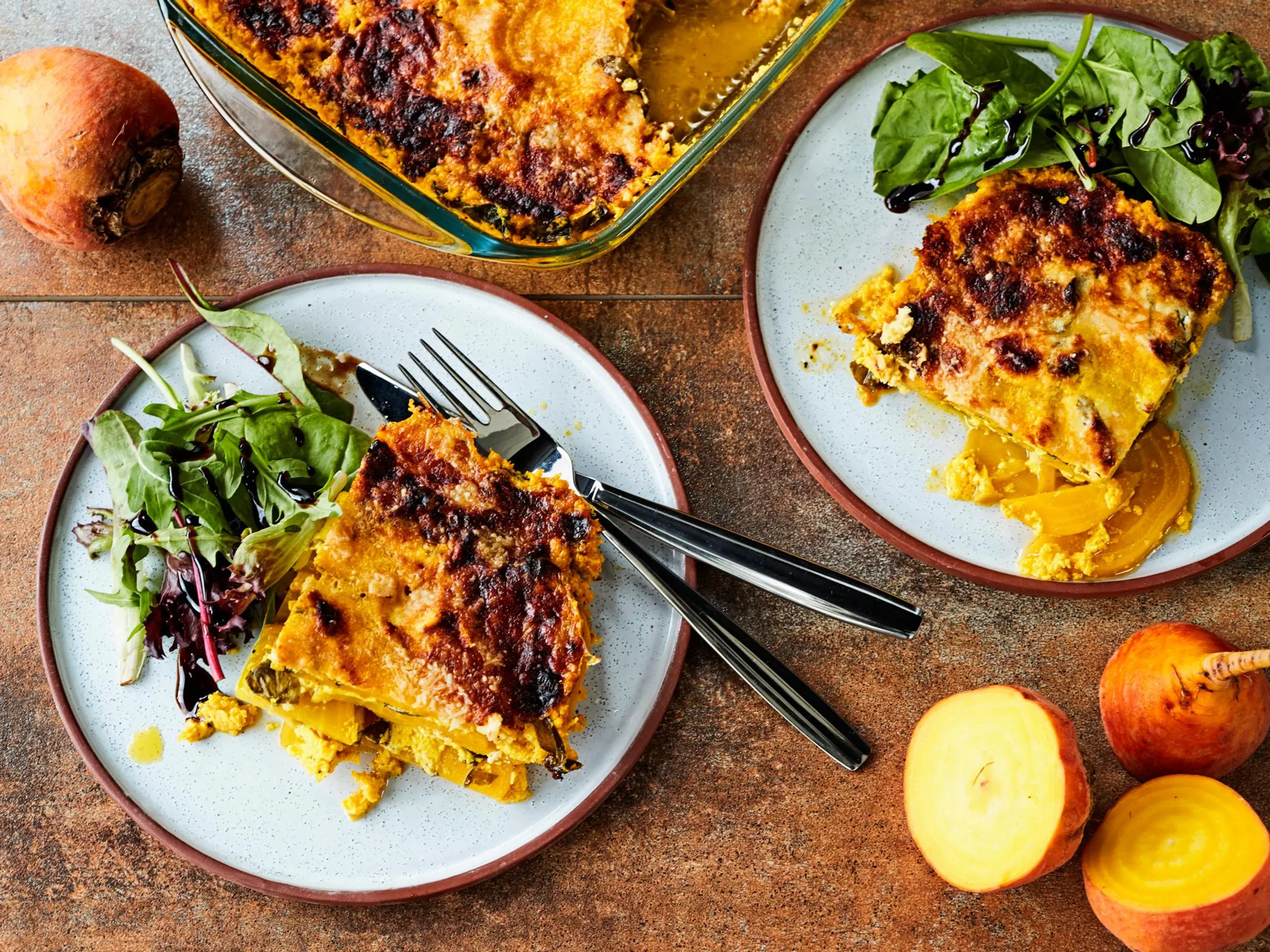 Keltajuurilasagnea ja vihersalaattia