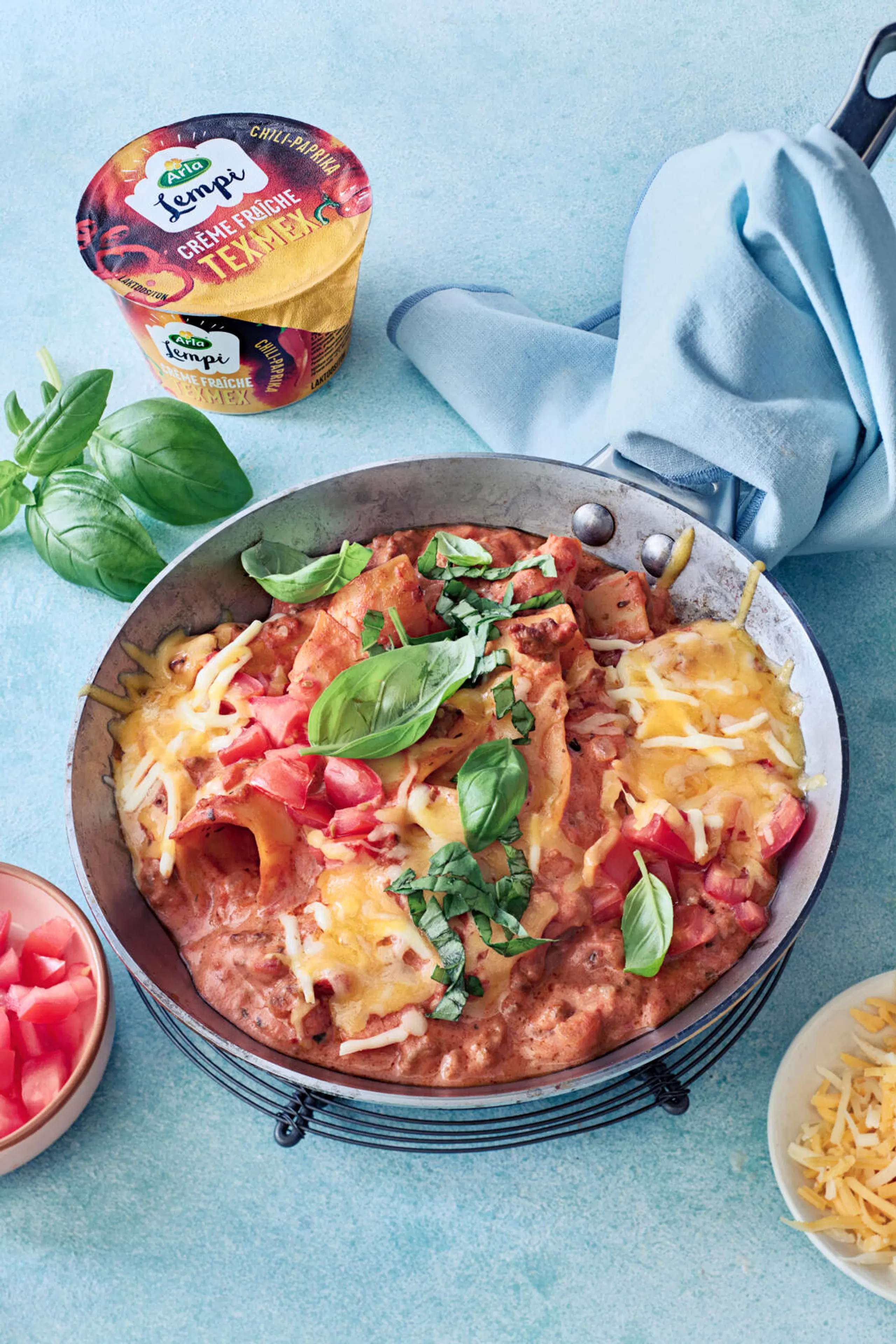 Pannulasagne, jonka vieressä Arla Lempi TexMex chili-paprika creme fraiche purkki