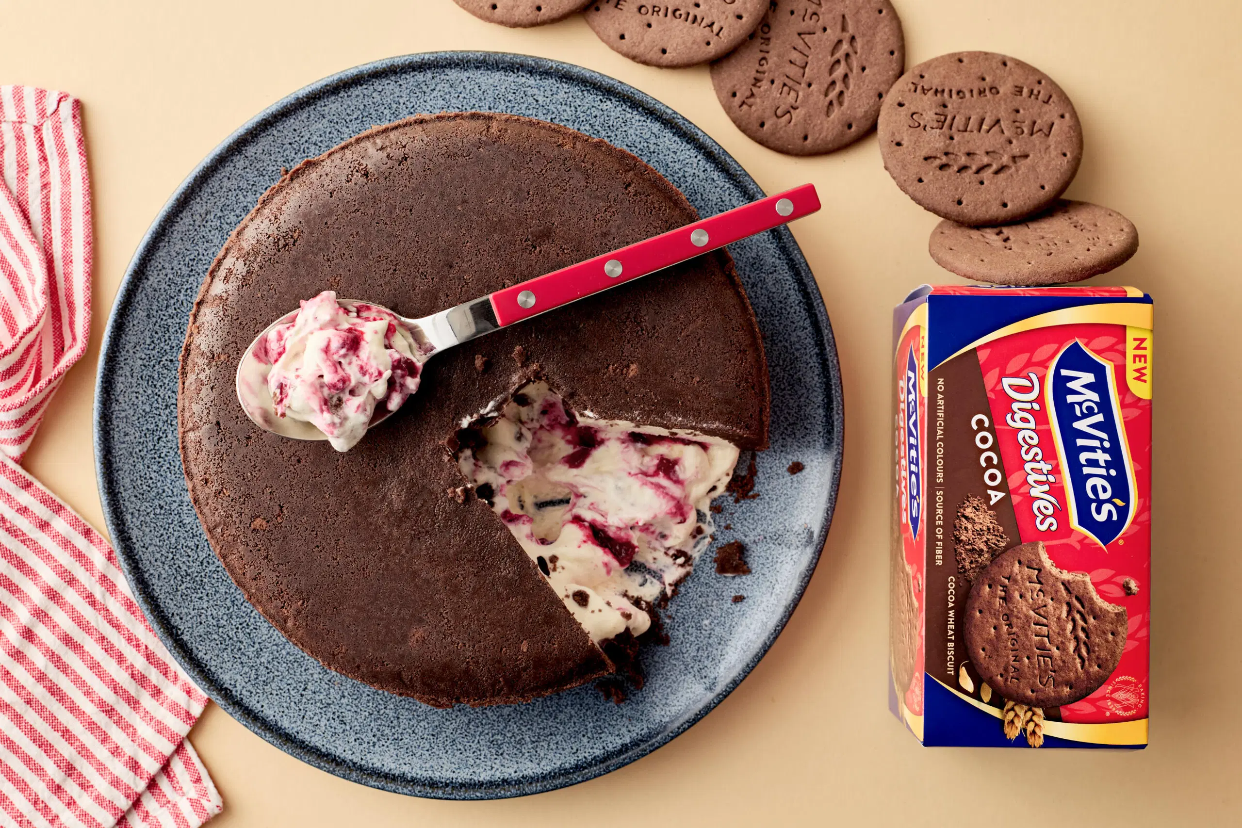 Upside down -juustokakku ja McVitie's diestive cocoa -keksit, vaaka.