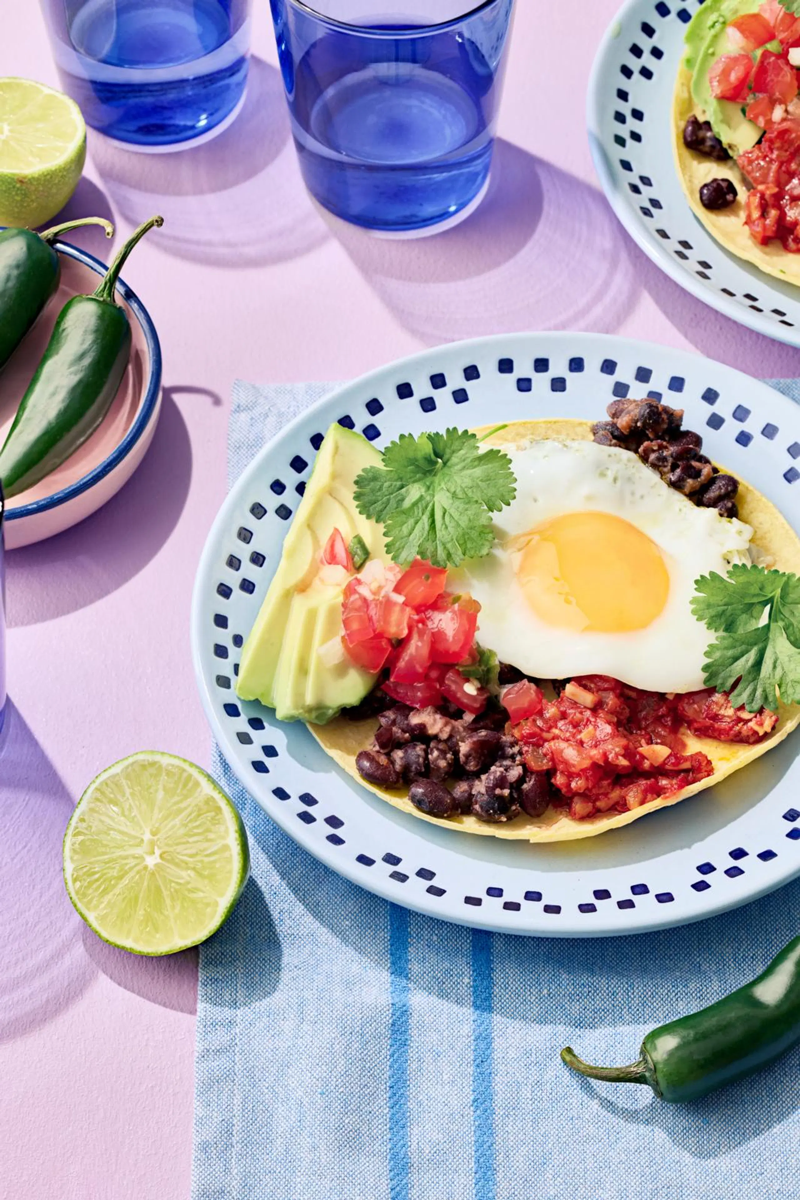 Huevos racheros eli aamiaistortilla kananmunalla, pavuilla ja tomaatilla