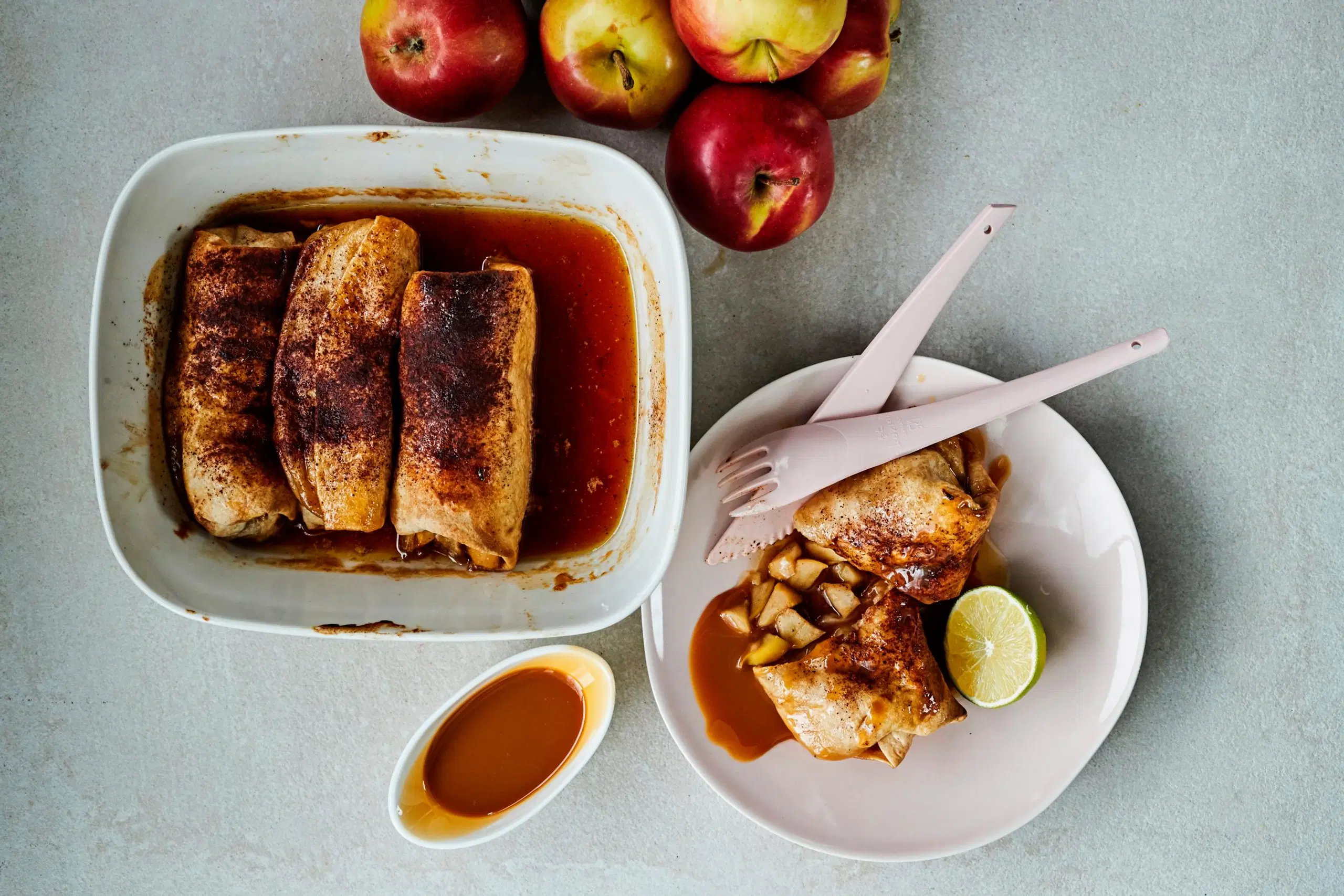 Omenalla täytetyt enchiladat, omenoita ja kinuskikastiketta