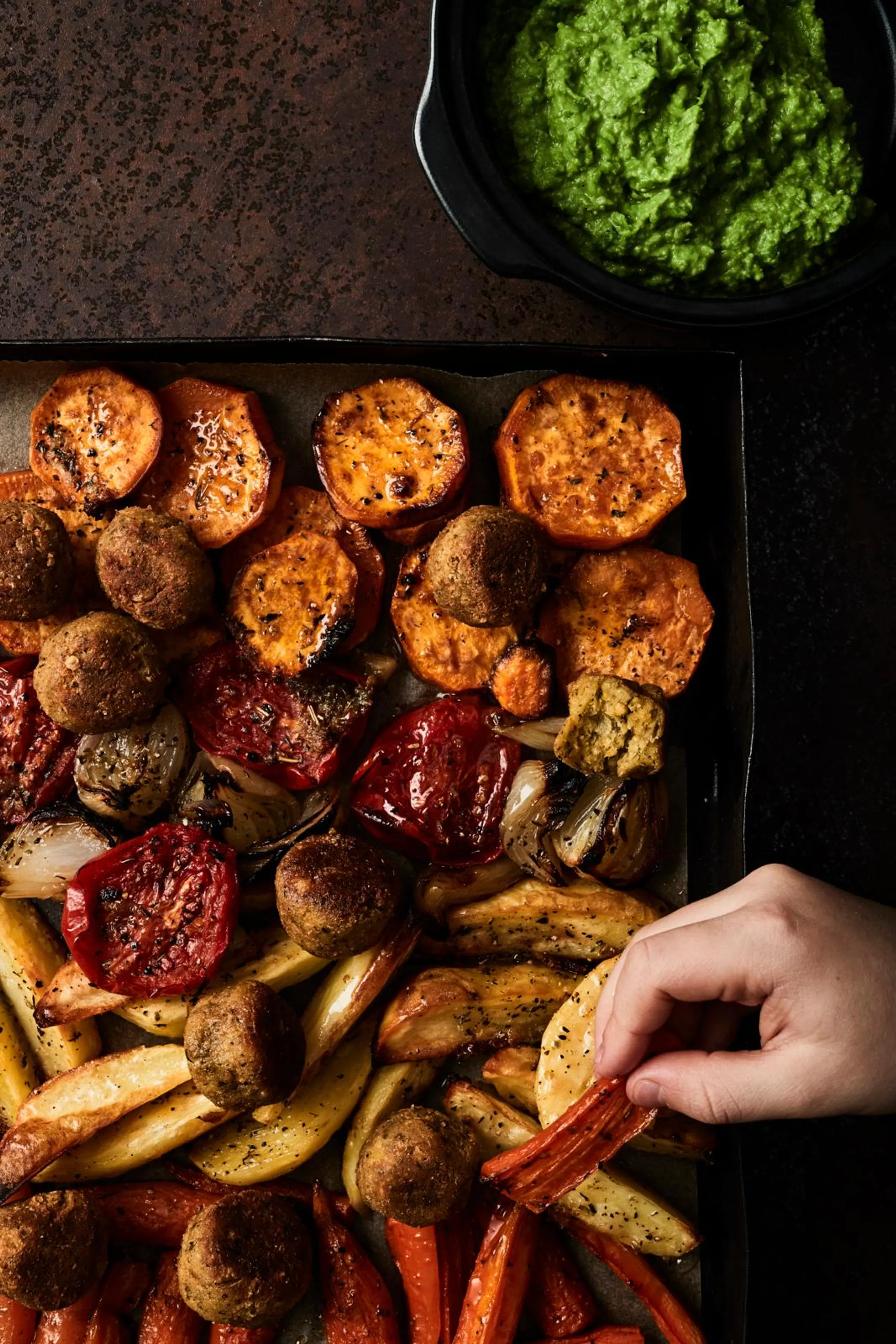 Paahdetut kasvikset, falafelit ja hernetahna