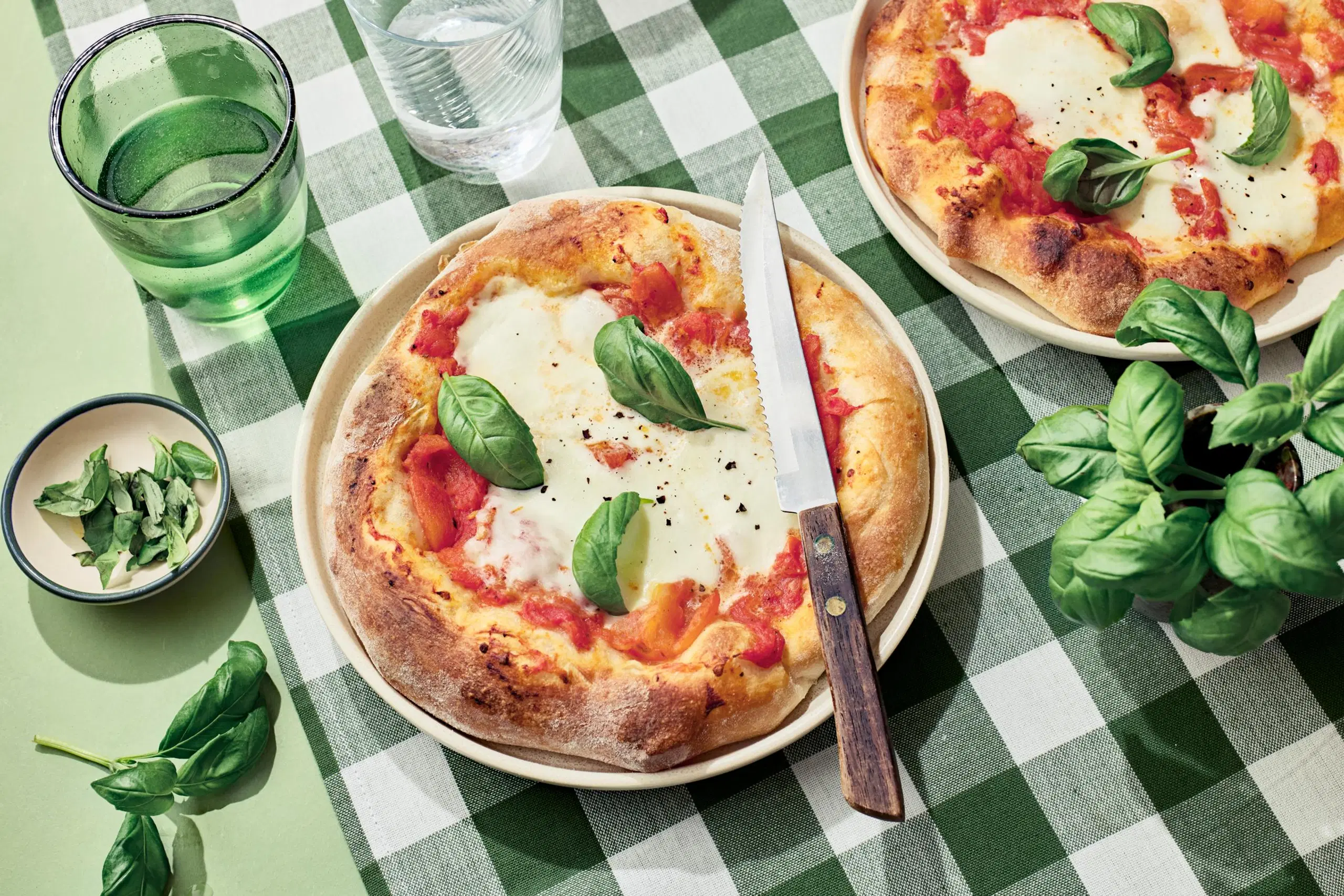 Napolilainen pizza Margherita lautasella