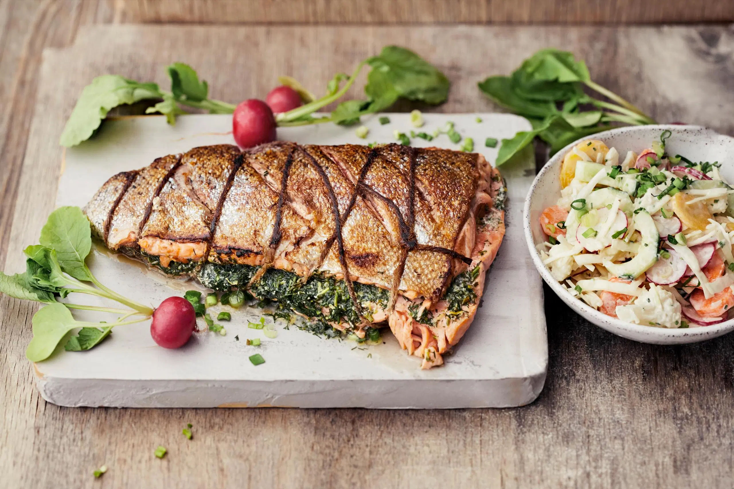 Täytetyt kirjolohifileet ja kesäkaalisalaatti