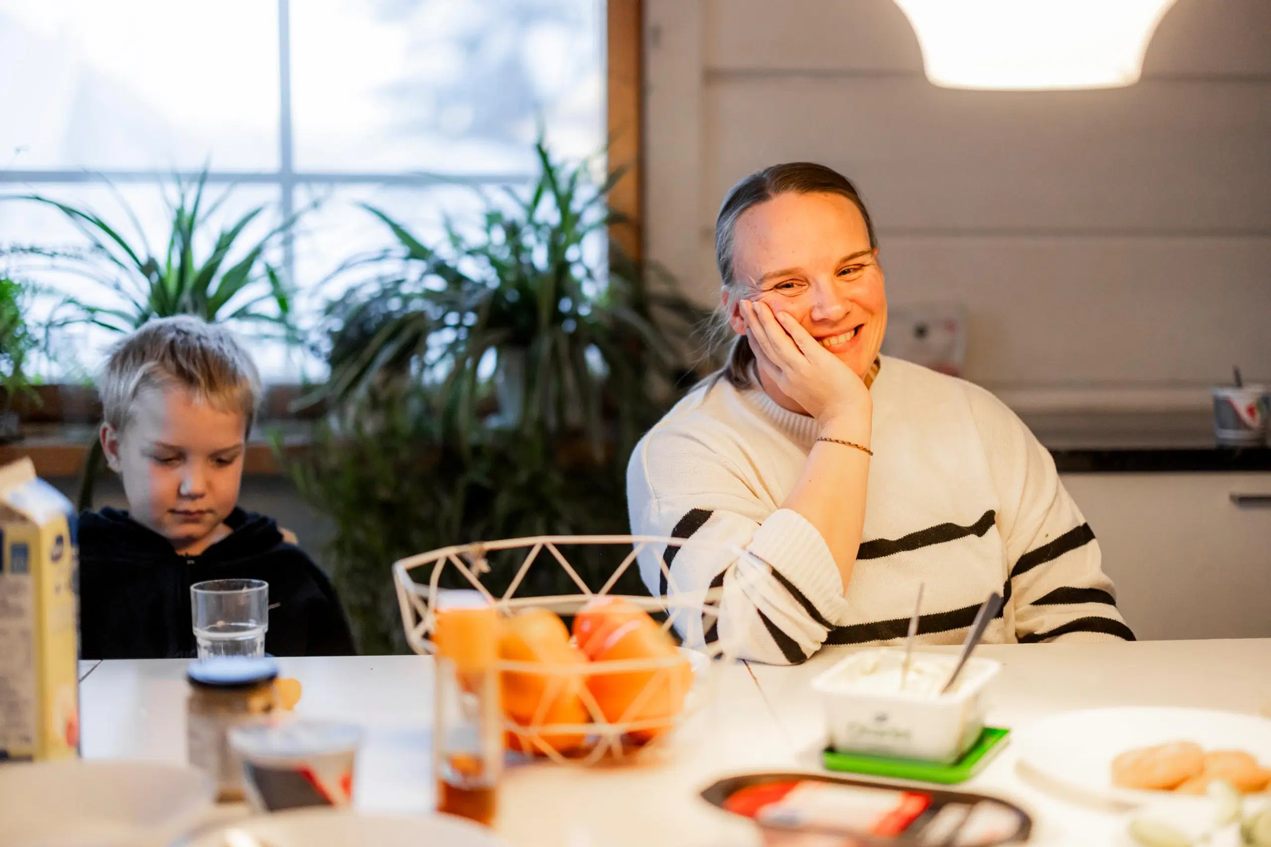 Sanna Syri lapsensa kanssa ruokapöydän ääressä