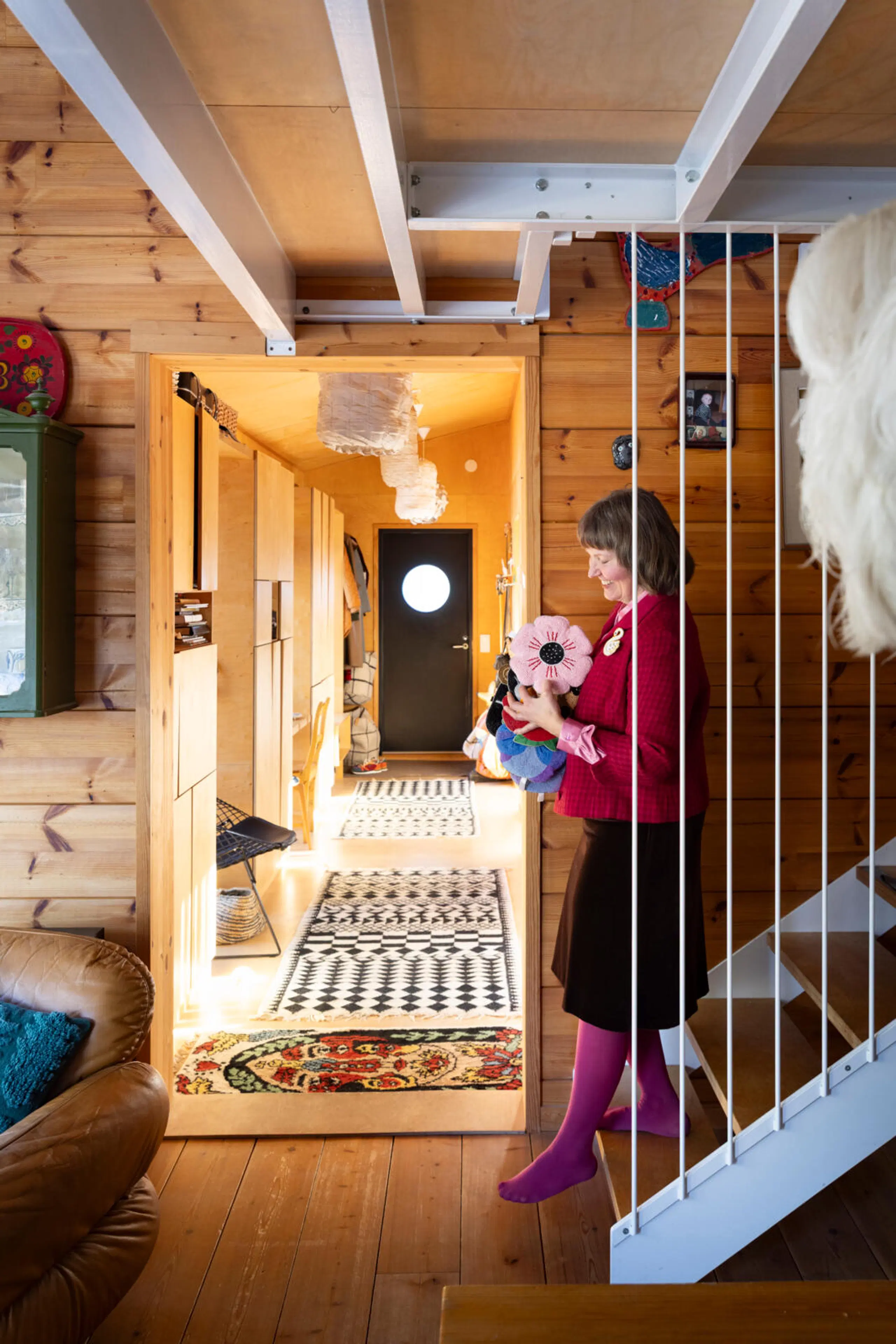 Yrittäjä Outi Puro kodissaan Liedossa.