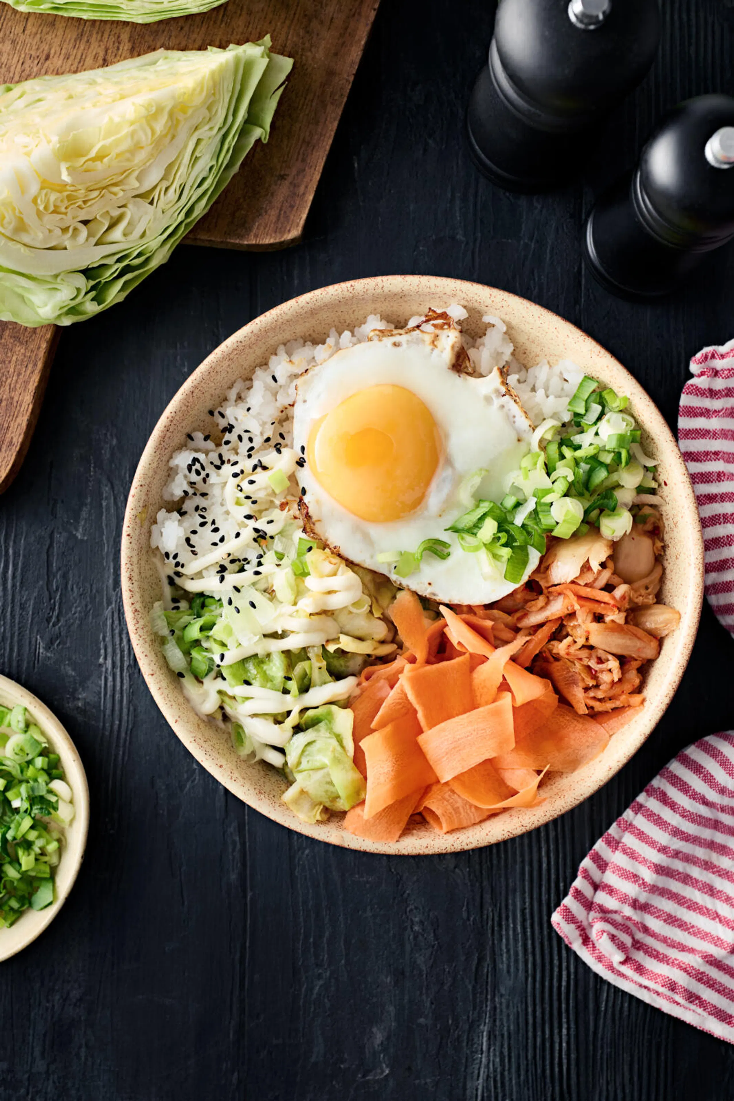 Varhaiskaali-bibimbap, pystykuva.