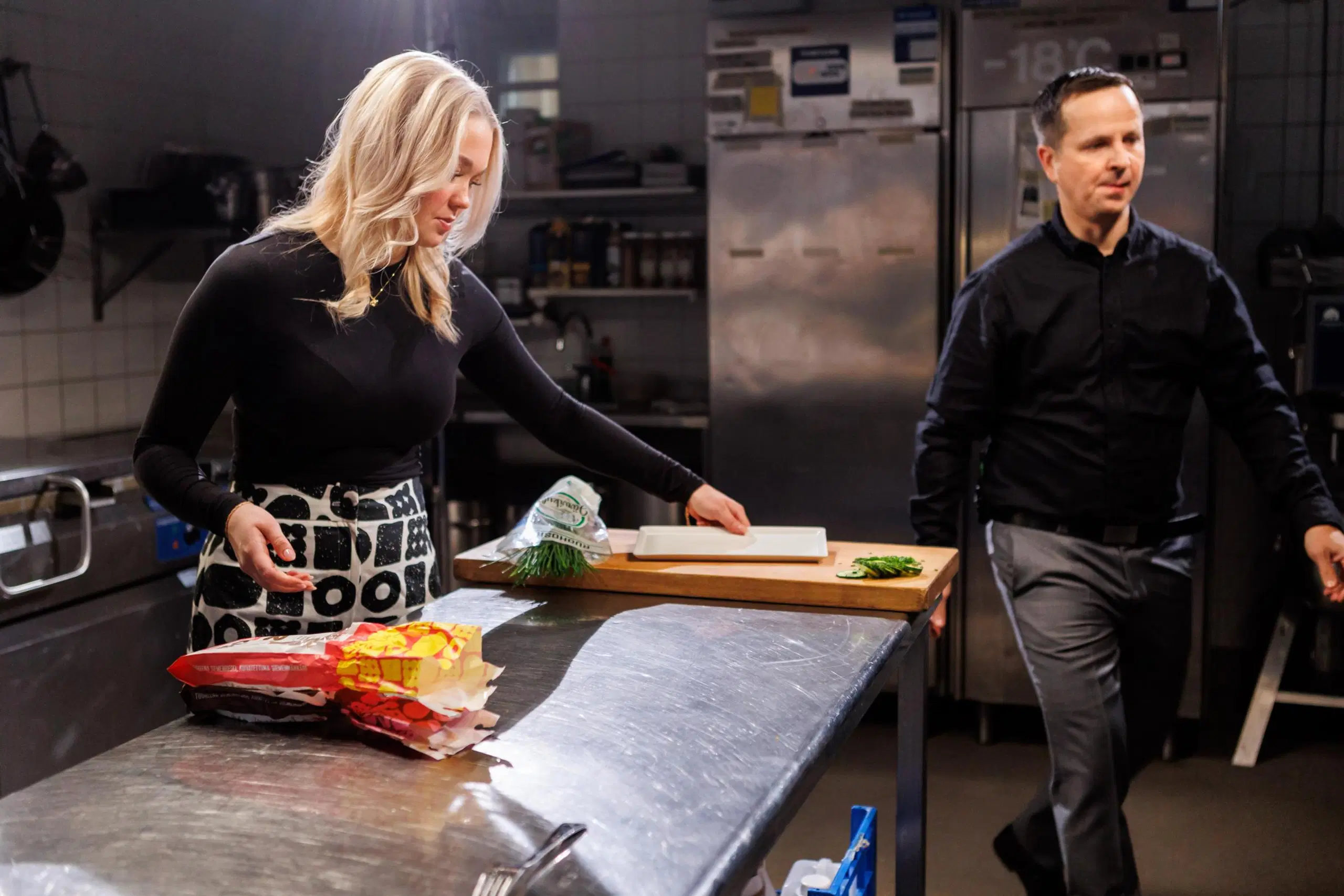 Kilpailijat Iita ja Antti kuvattuna Helsingin Vanhan ylioppilastalon keittiössä.