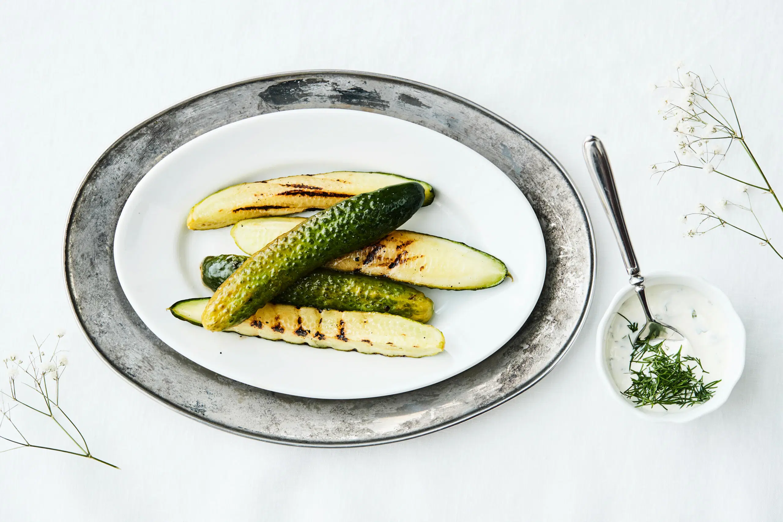 Grillatut avomaankurkut ja piparjuurikastike