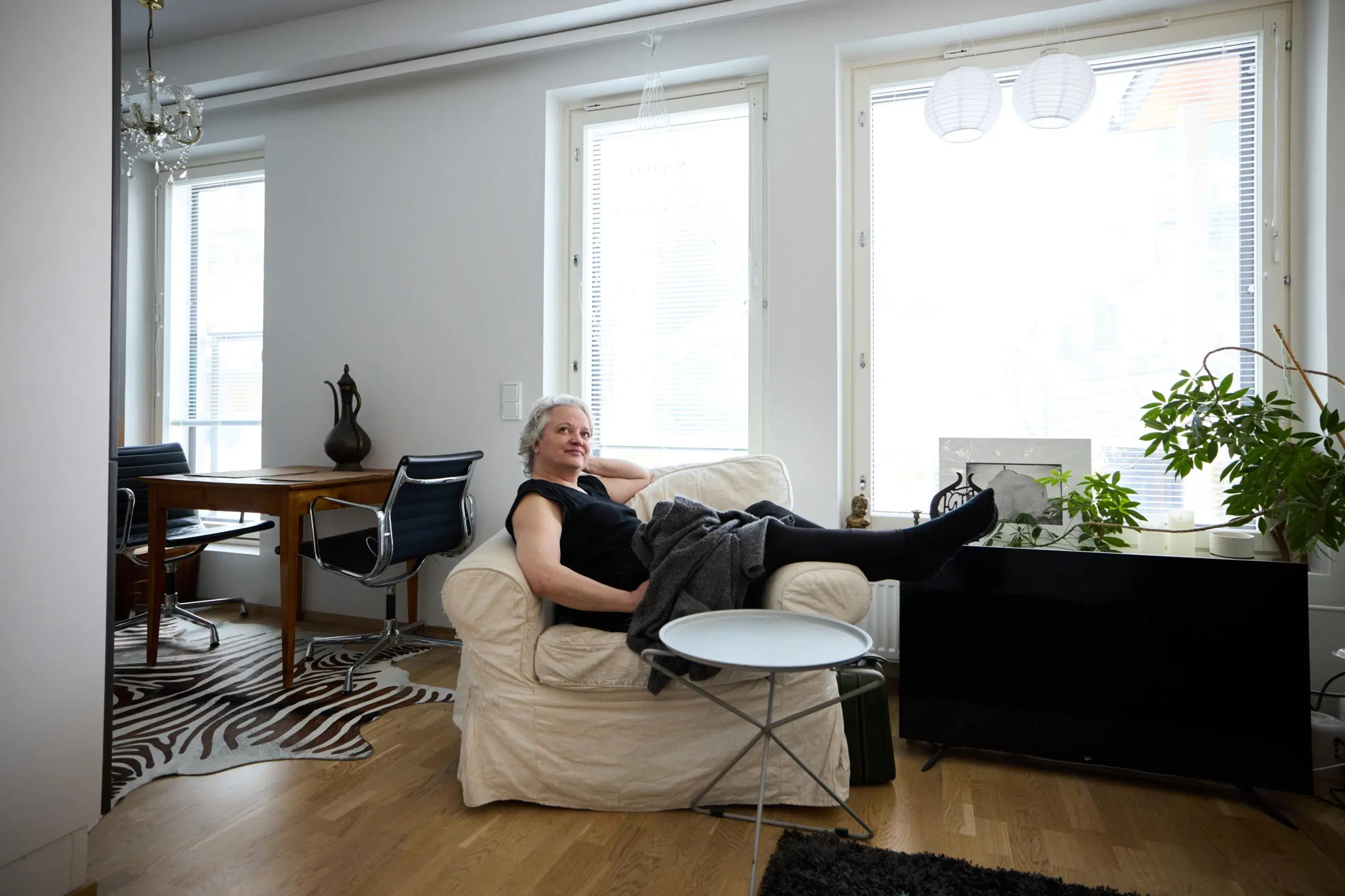 Tanja Mikkola istuu valkoisessa nojatuolissa.