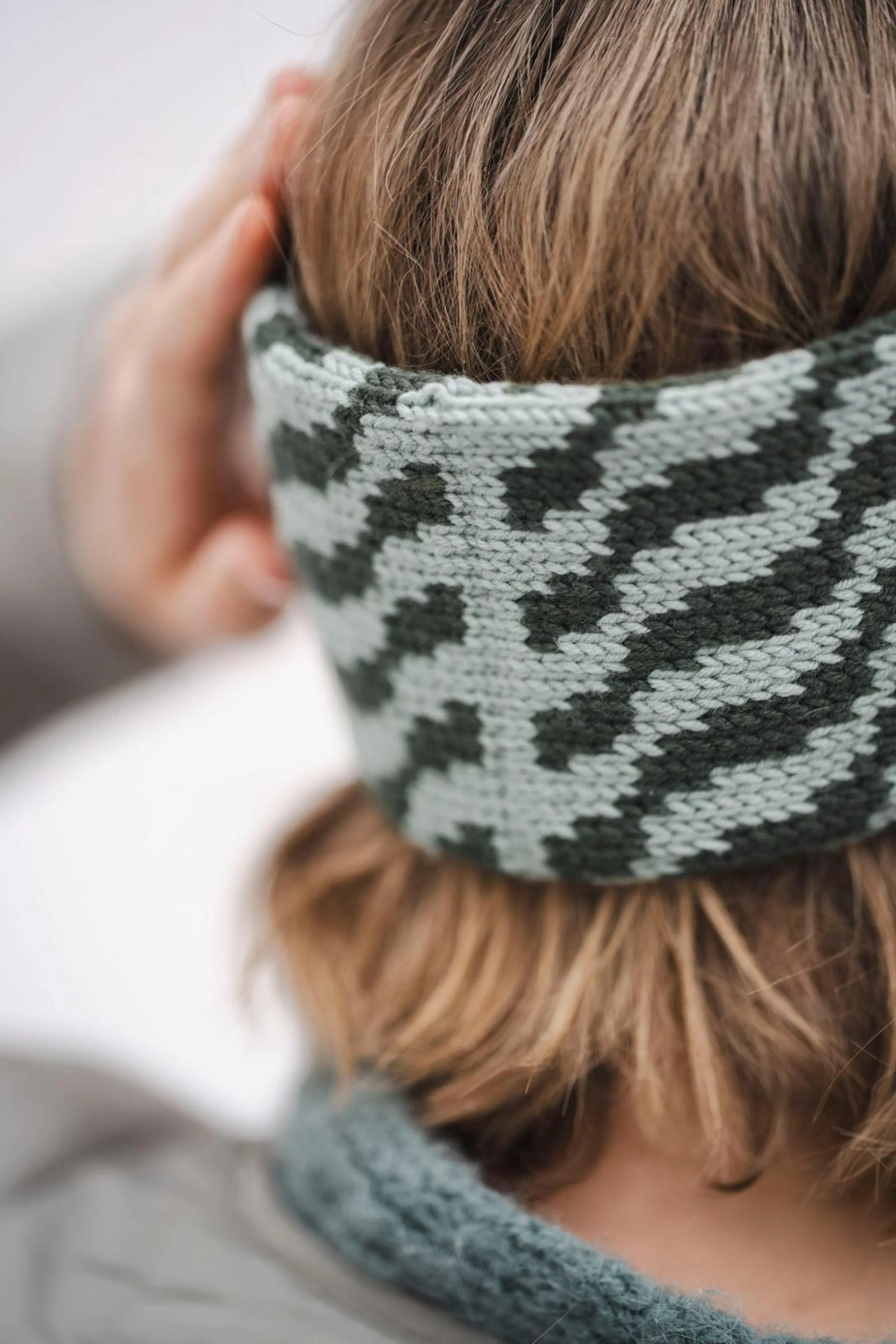 Yksityiskohta raidallisen neulepannan takaosasta.