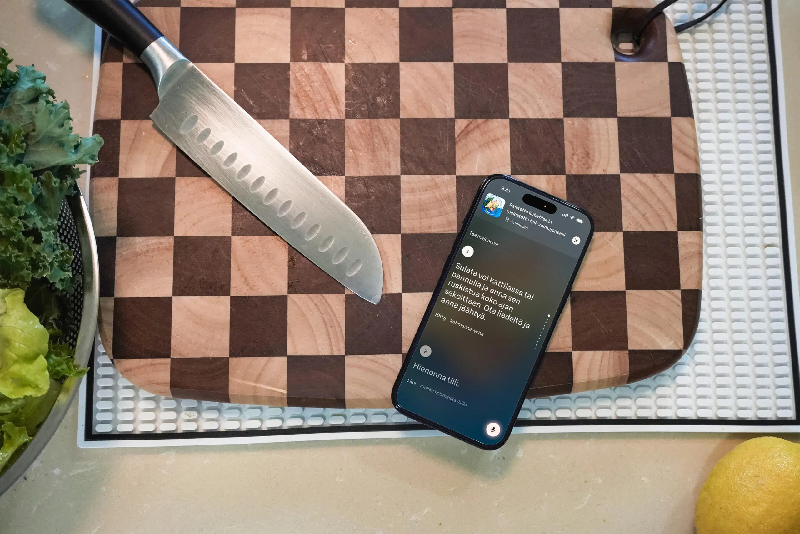 Puheln pöydällä, ruudulla Yhteishyvä Ruoka -sovellus