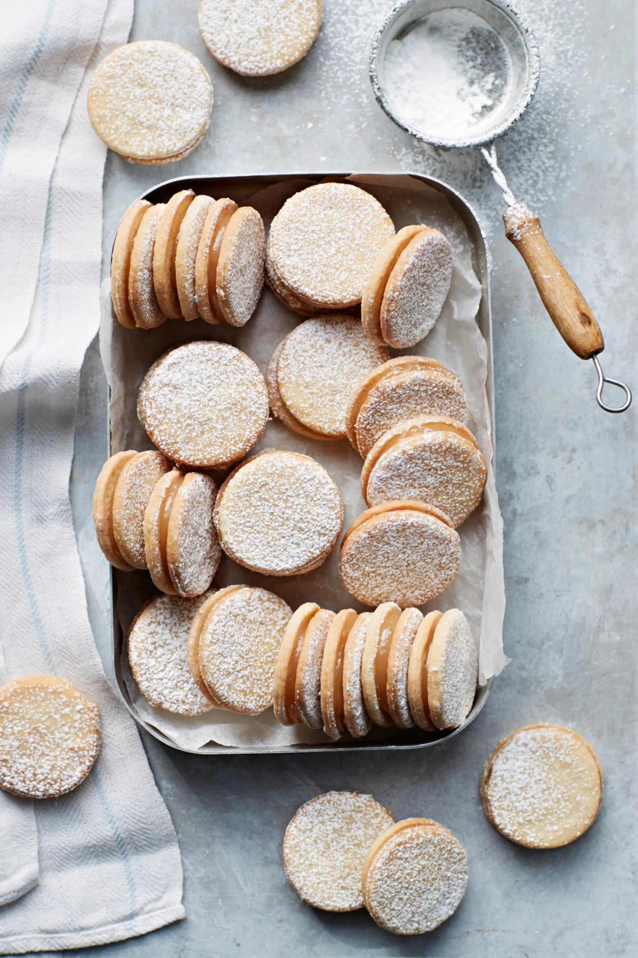 Sitruunatahnalla täytetyt herrasväen pikkuleivät.