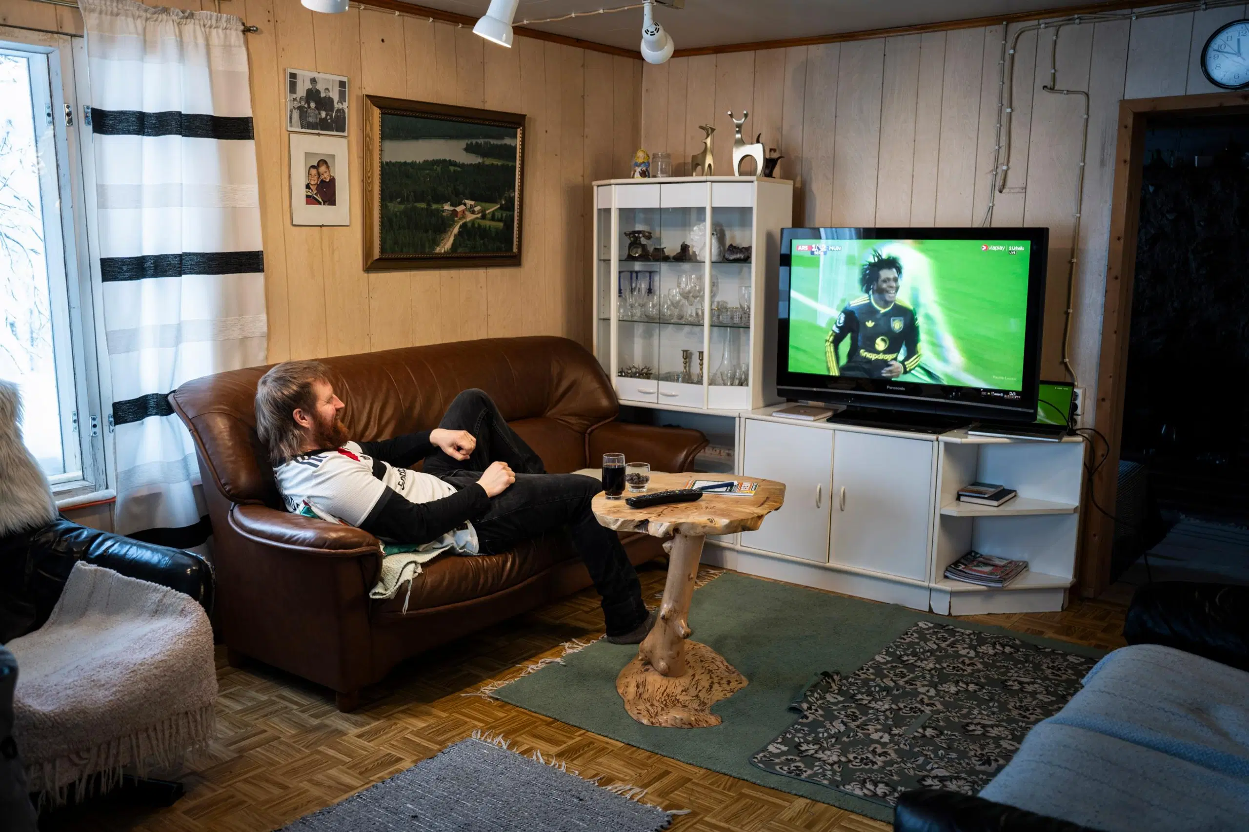 Tommi Manninen katsoo televisiota