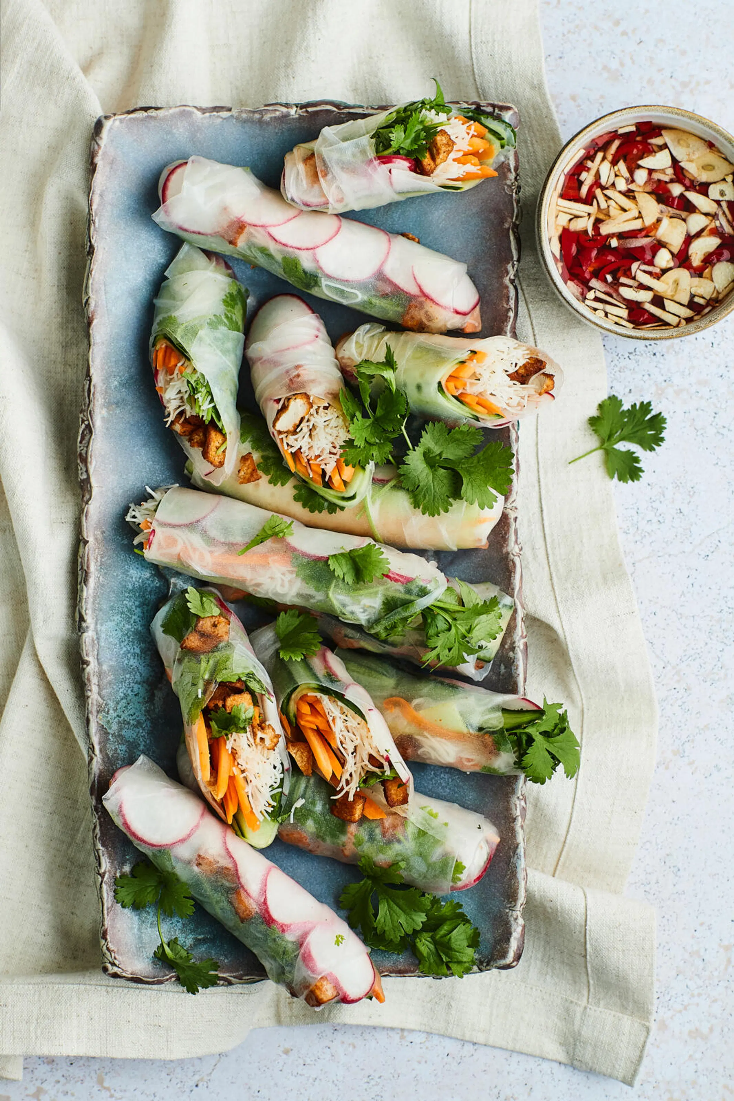 Vietnamilaiset kesärullat ja nuoc cham -kastike