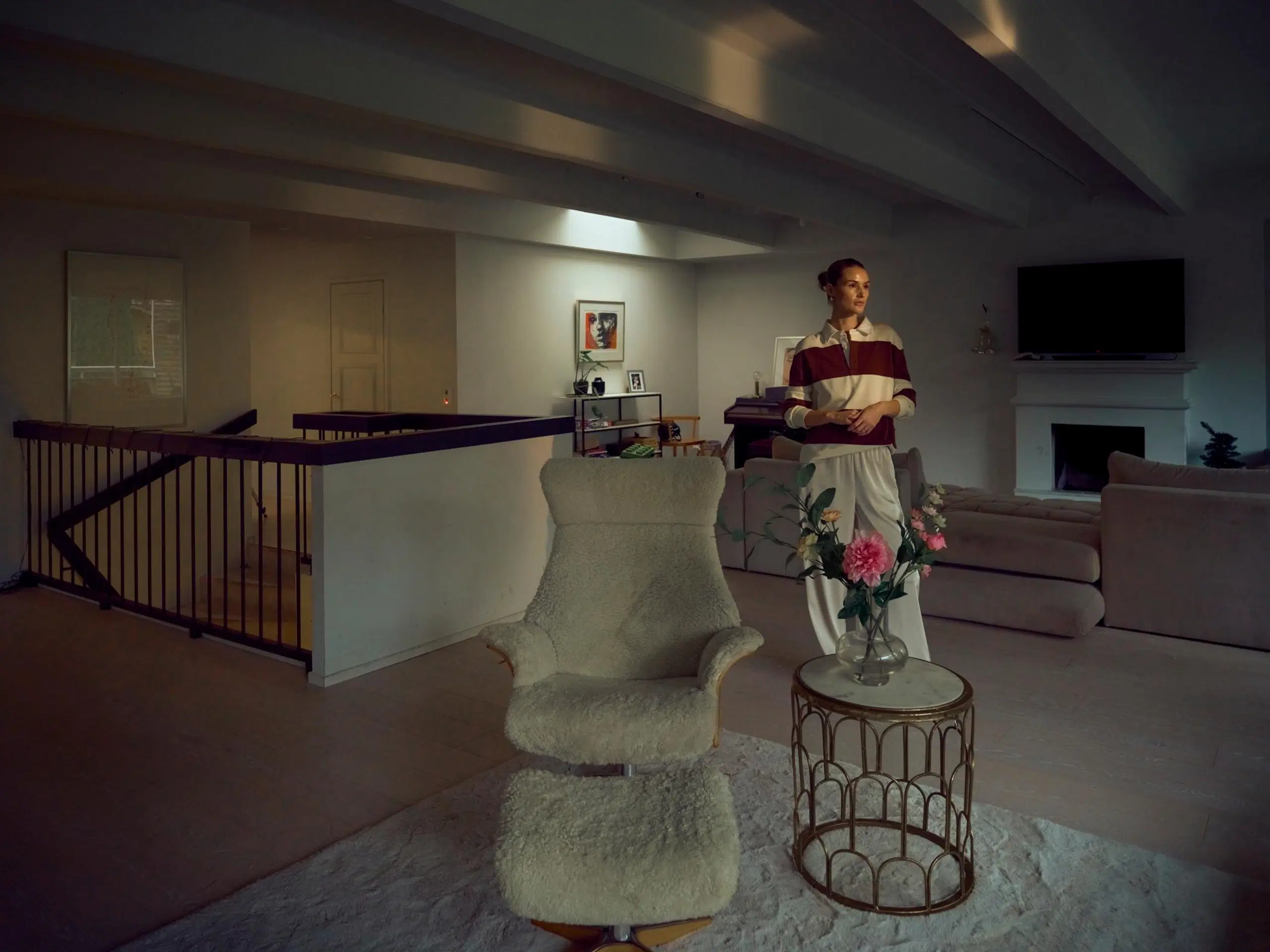 Beata Leppilampi kotinsa olohuoneessa