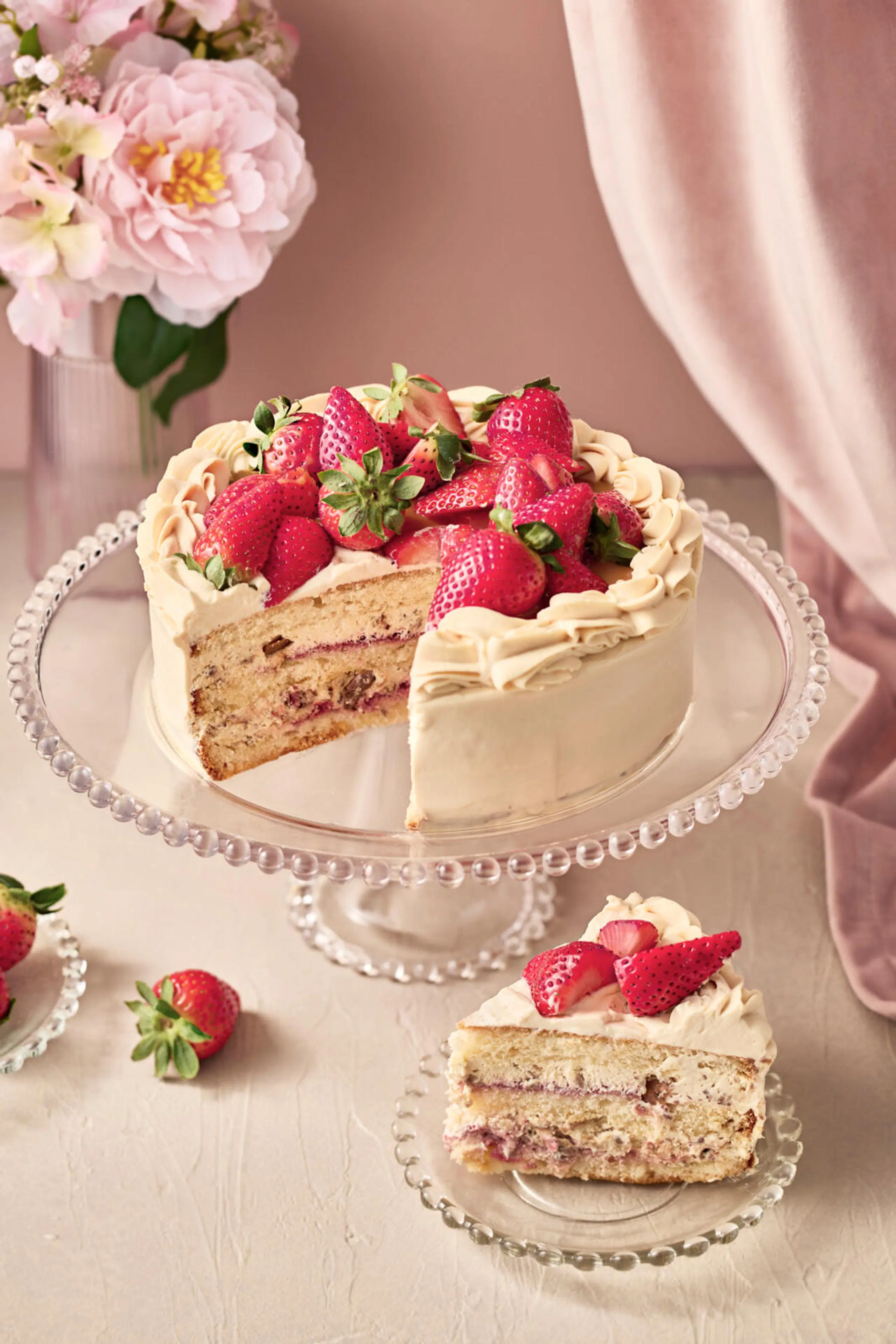 Raikas mansikka-kinuskikakku