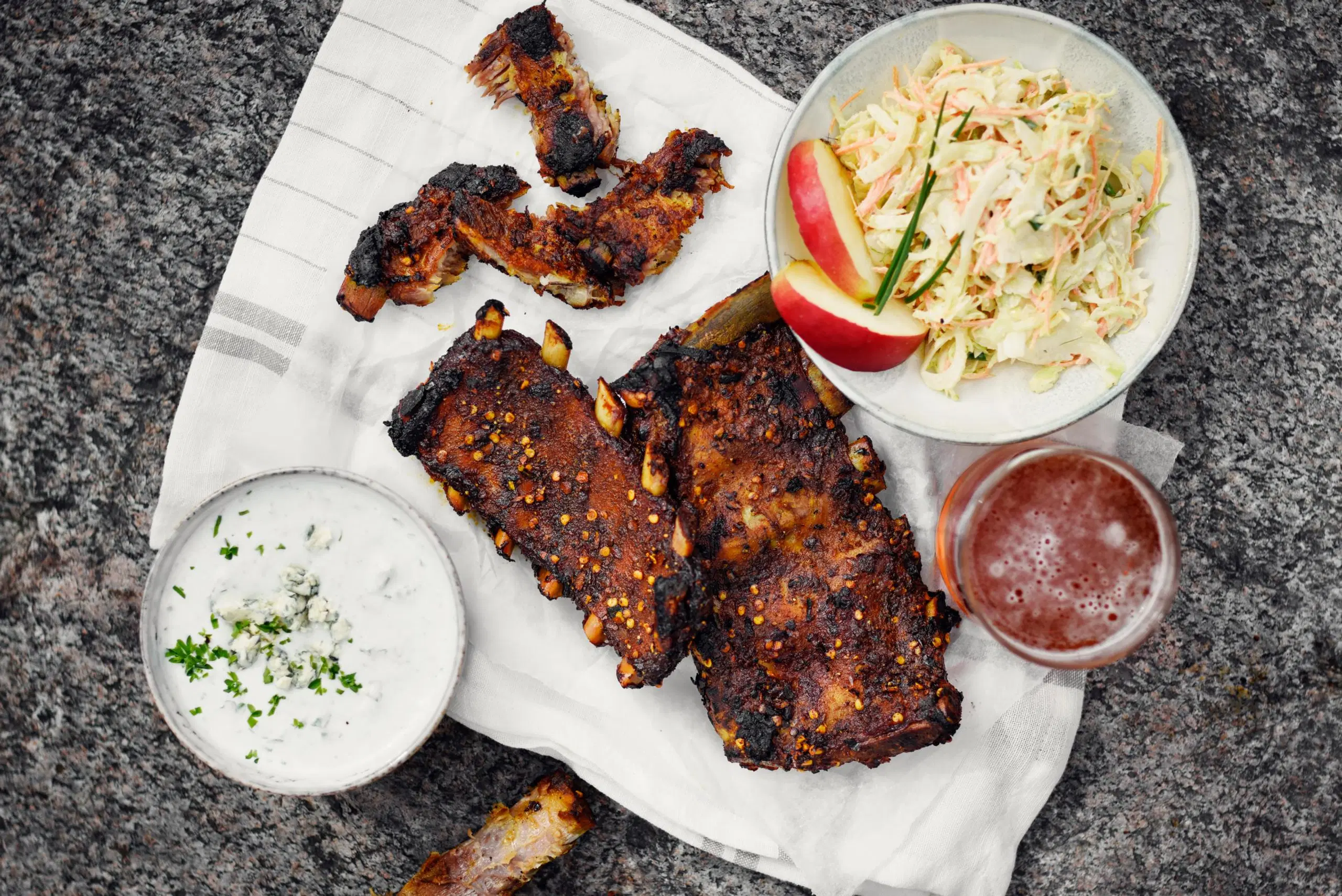 Rub-maustetut ribsit, homejuustodippi ja fenkolicoleslaw