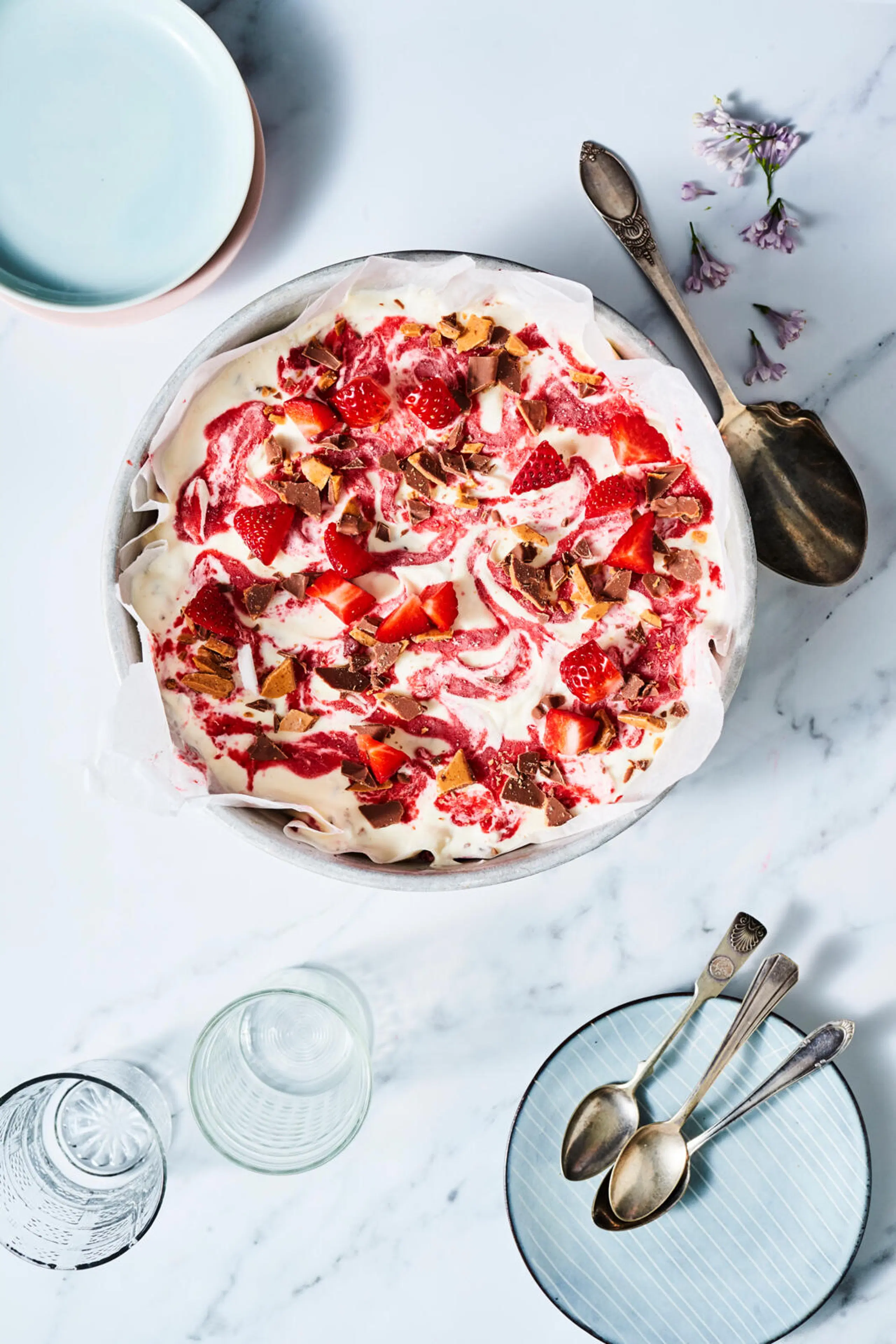 Mansikka-Daim-jäätelökakku
