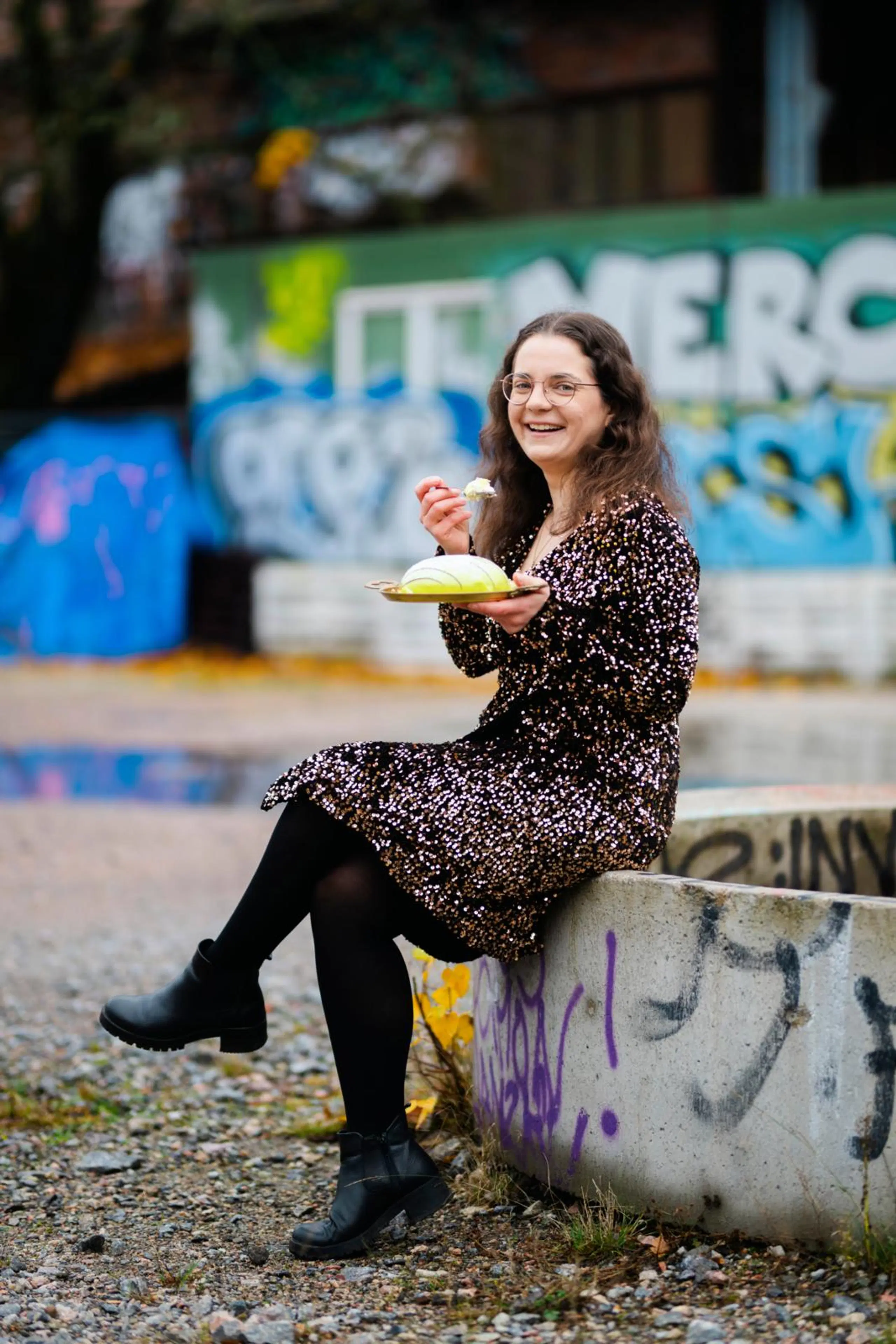 Laura Friman syö kakkua.