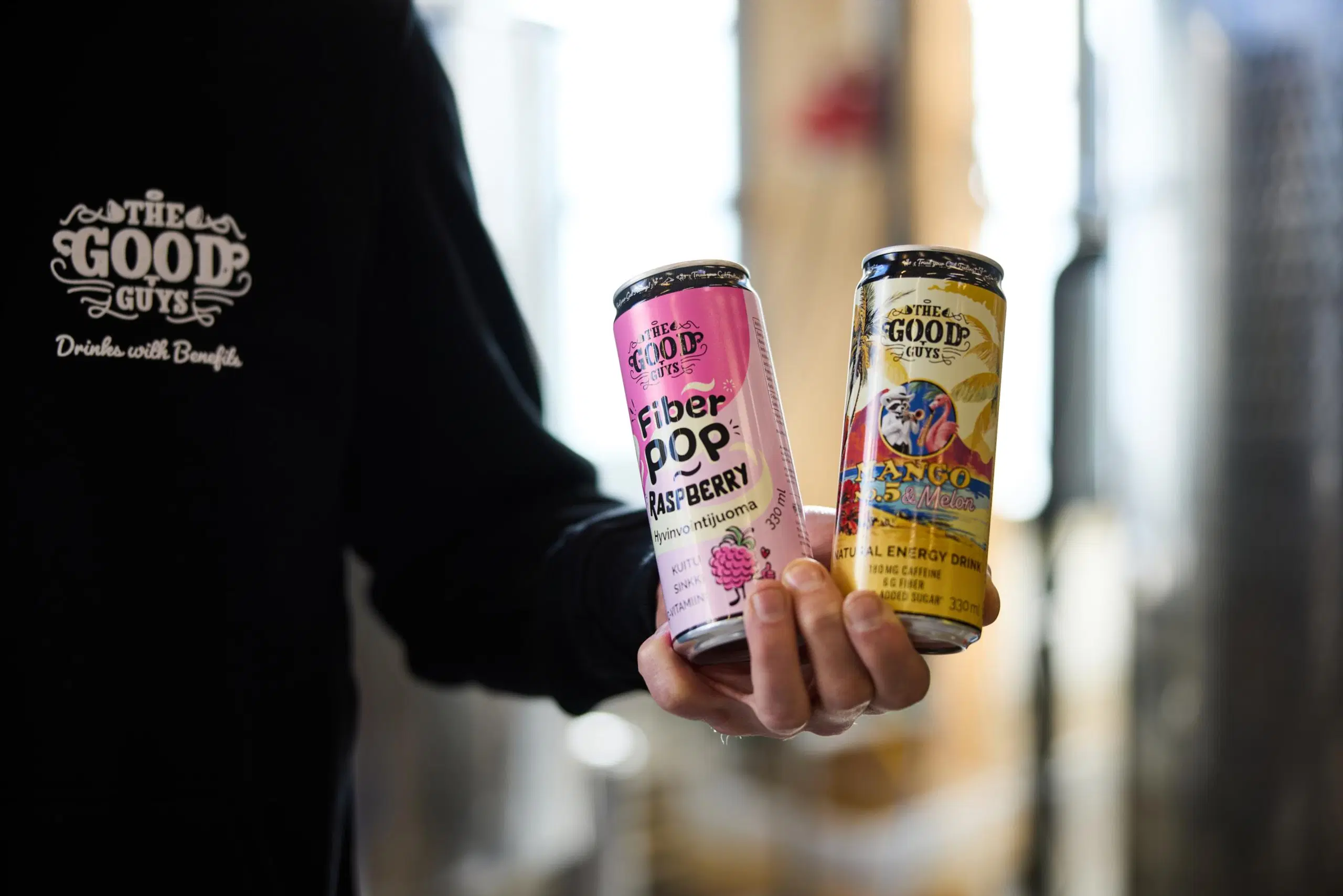 Markus Klöf esittelee hyvinvointijuomia.