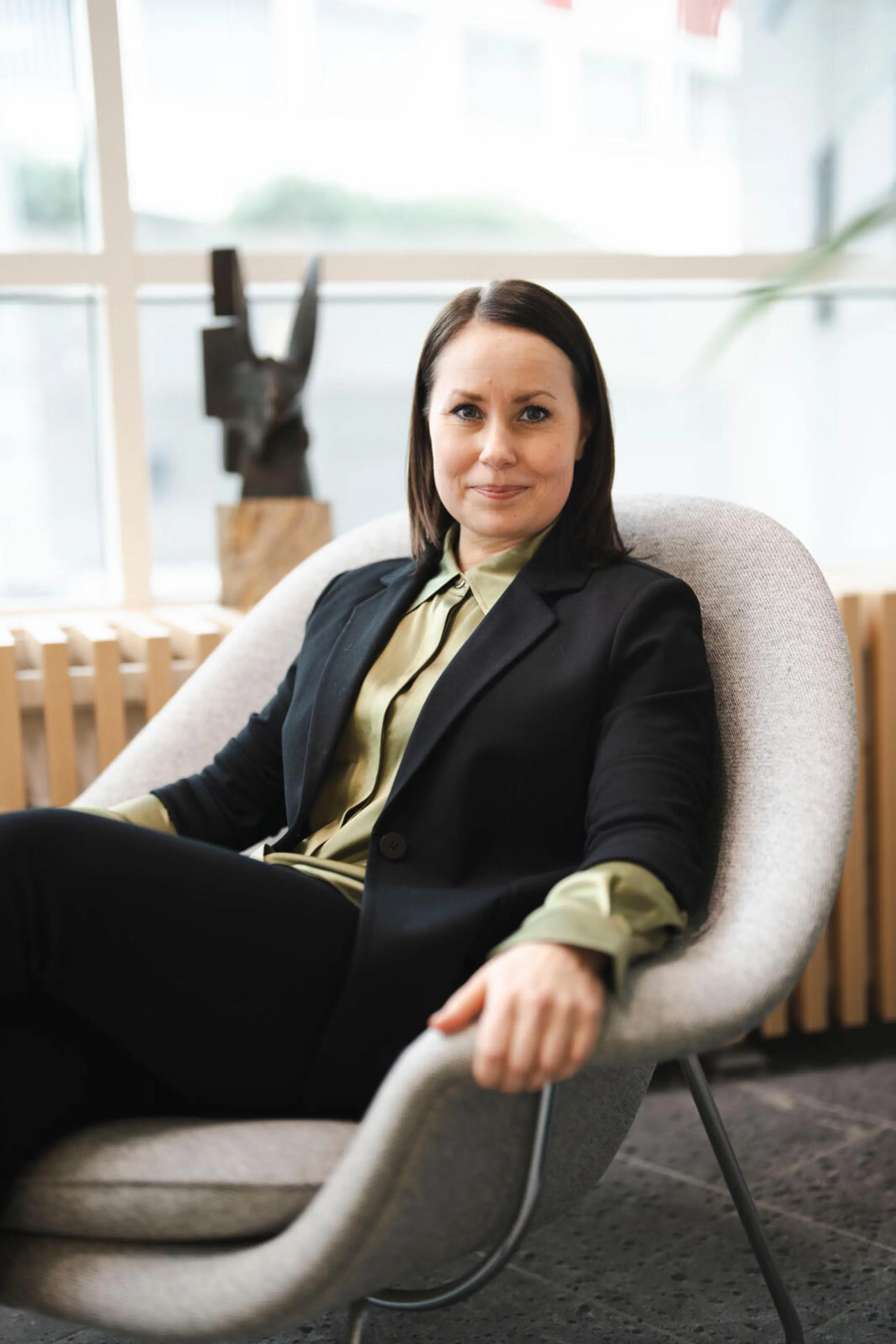 Laura Latomäki istuu nojatuolissa