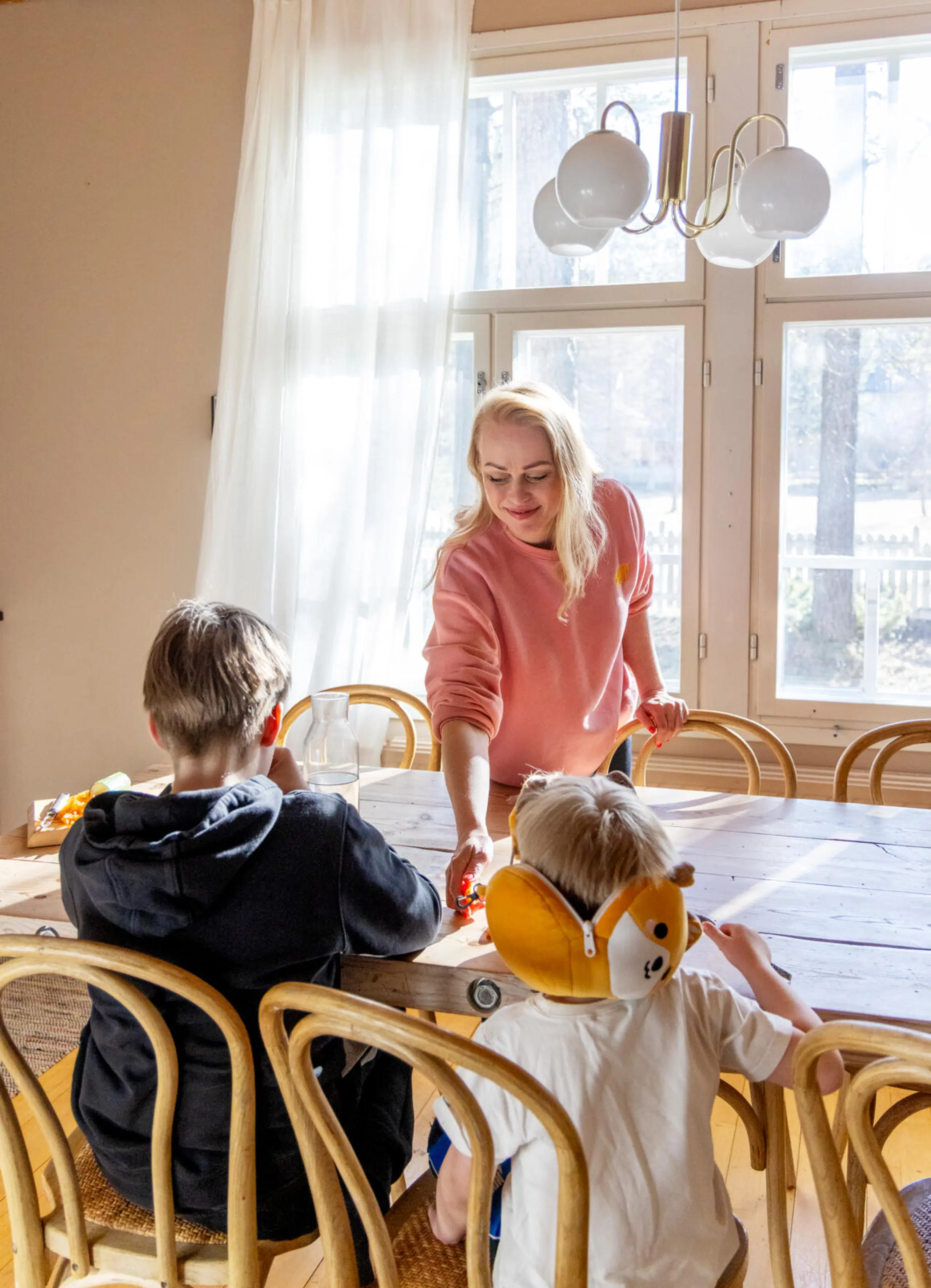 Marjaana Tasala ja lapset kotona.