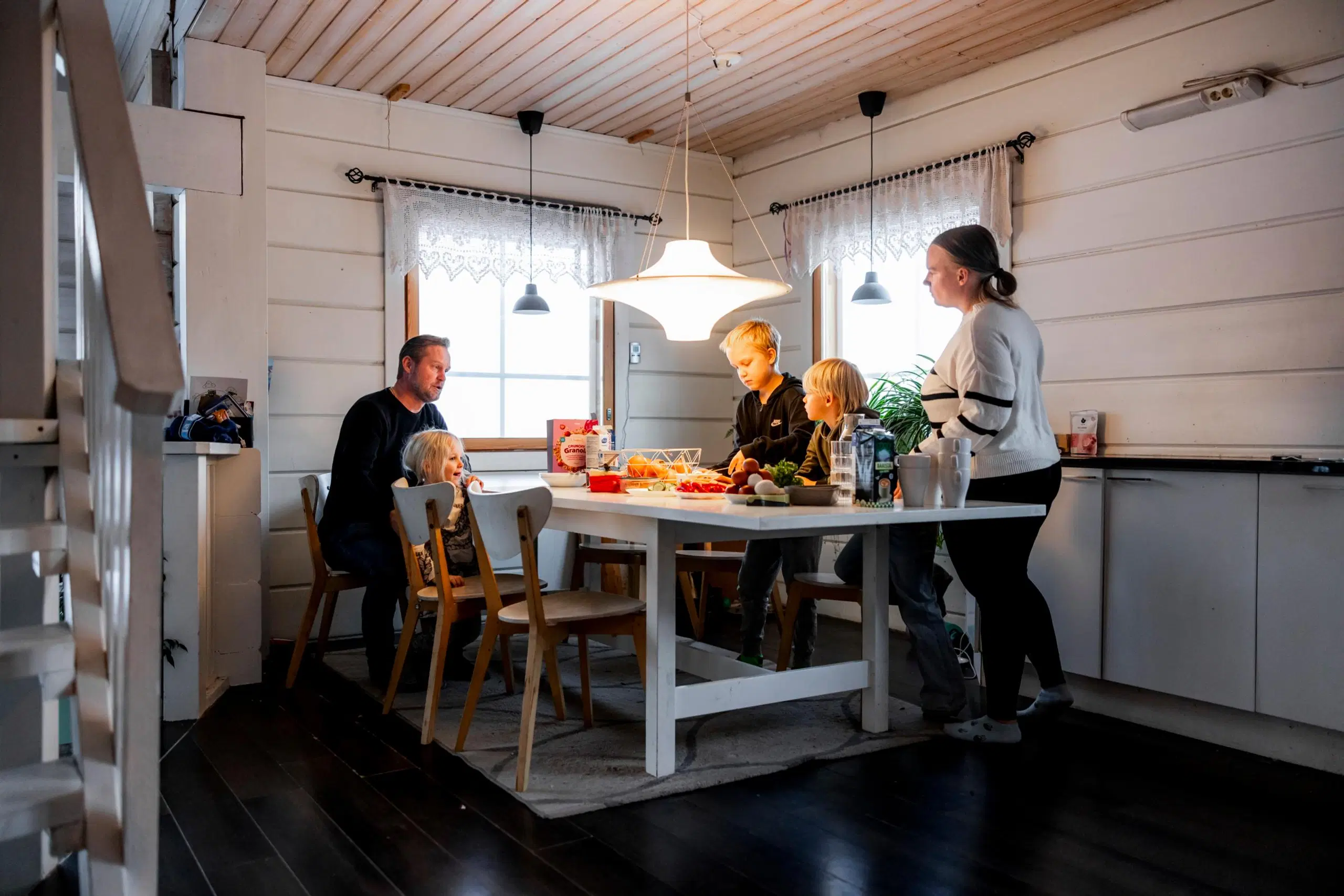 Syrin perhe ruokapöydän ääressä