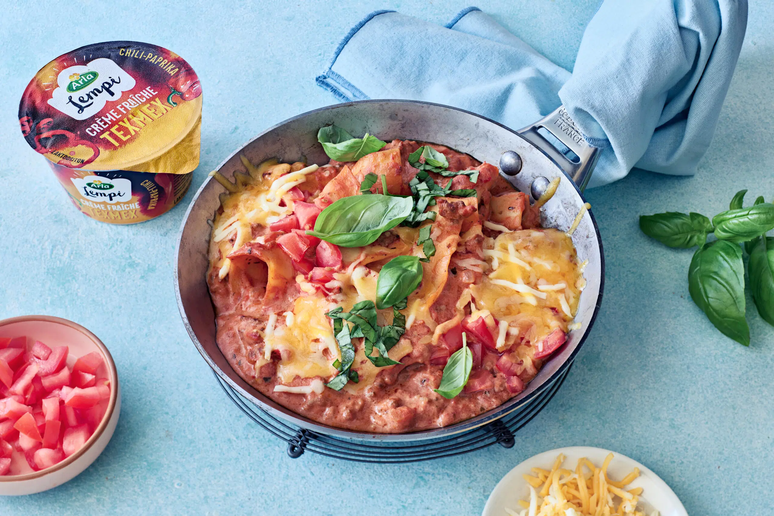 Pannulasagne, jonka vieressä Arla Lempi TexMex chili-paprika creme fraiche purkki