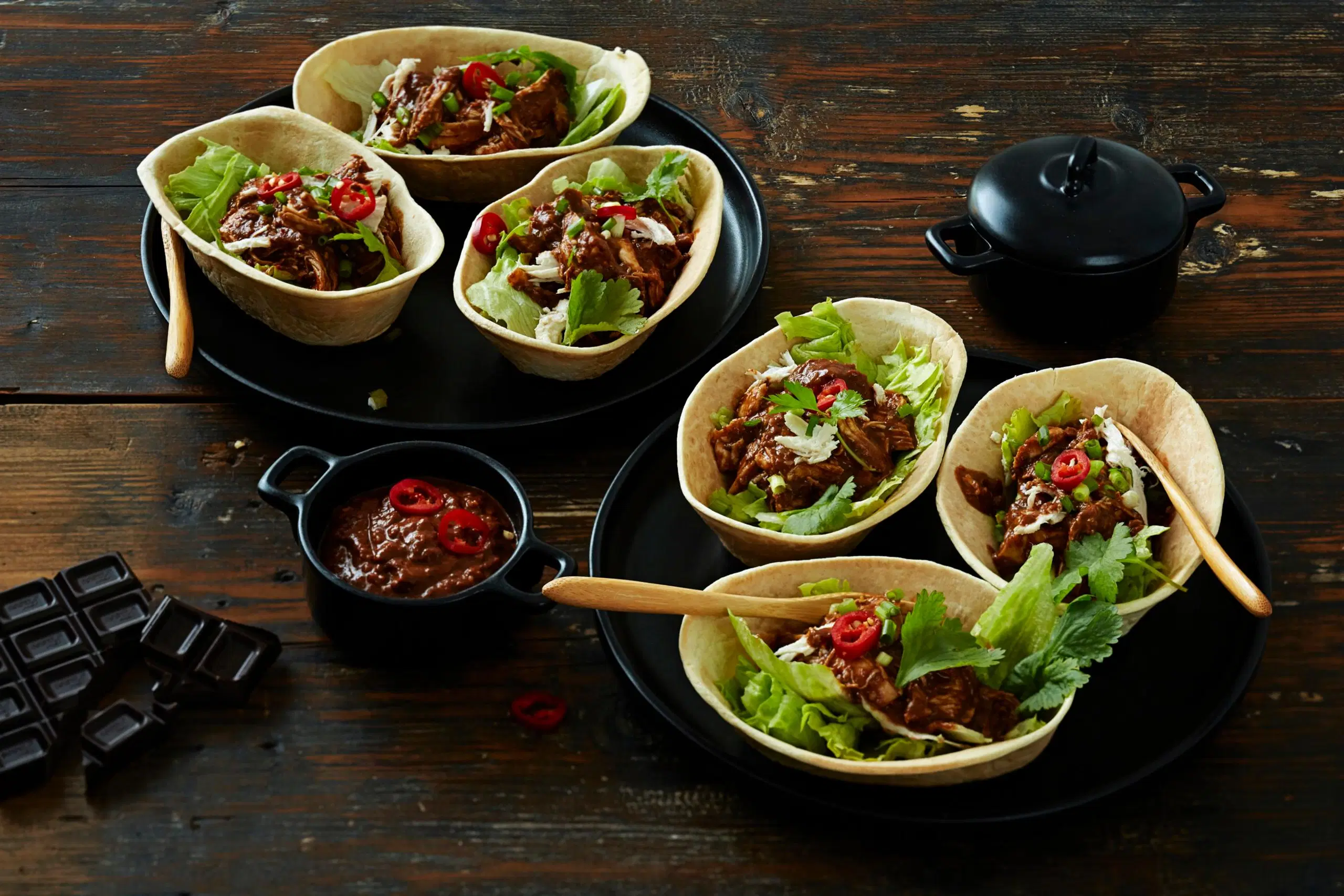 Broileria suklaa-chilikastikkeessa