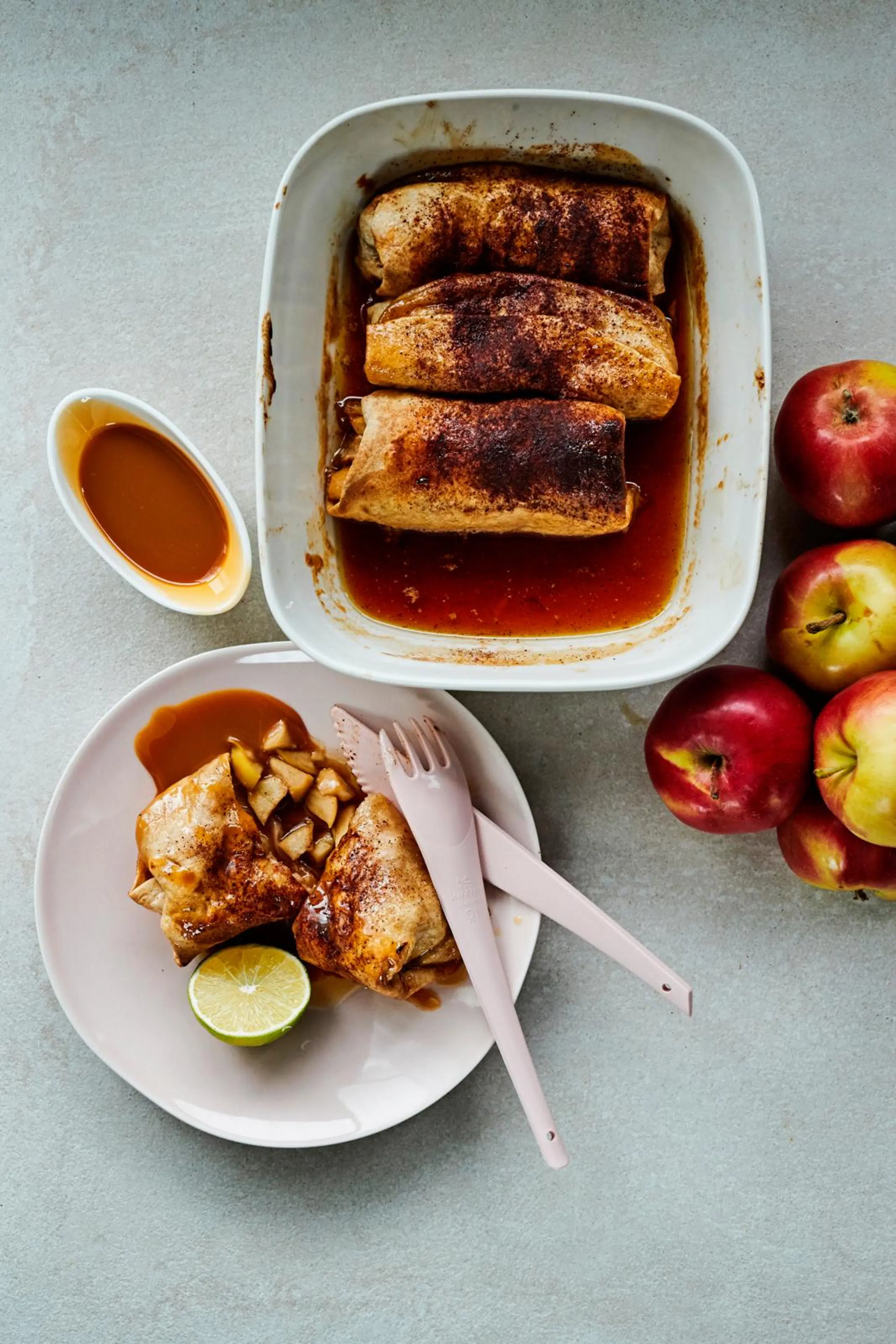 Omenalla täytetyt enchiladat, omenoita ja kinuskikastiketta