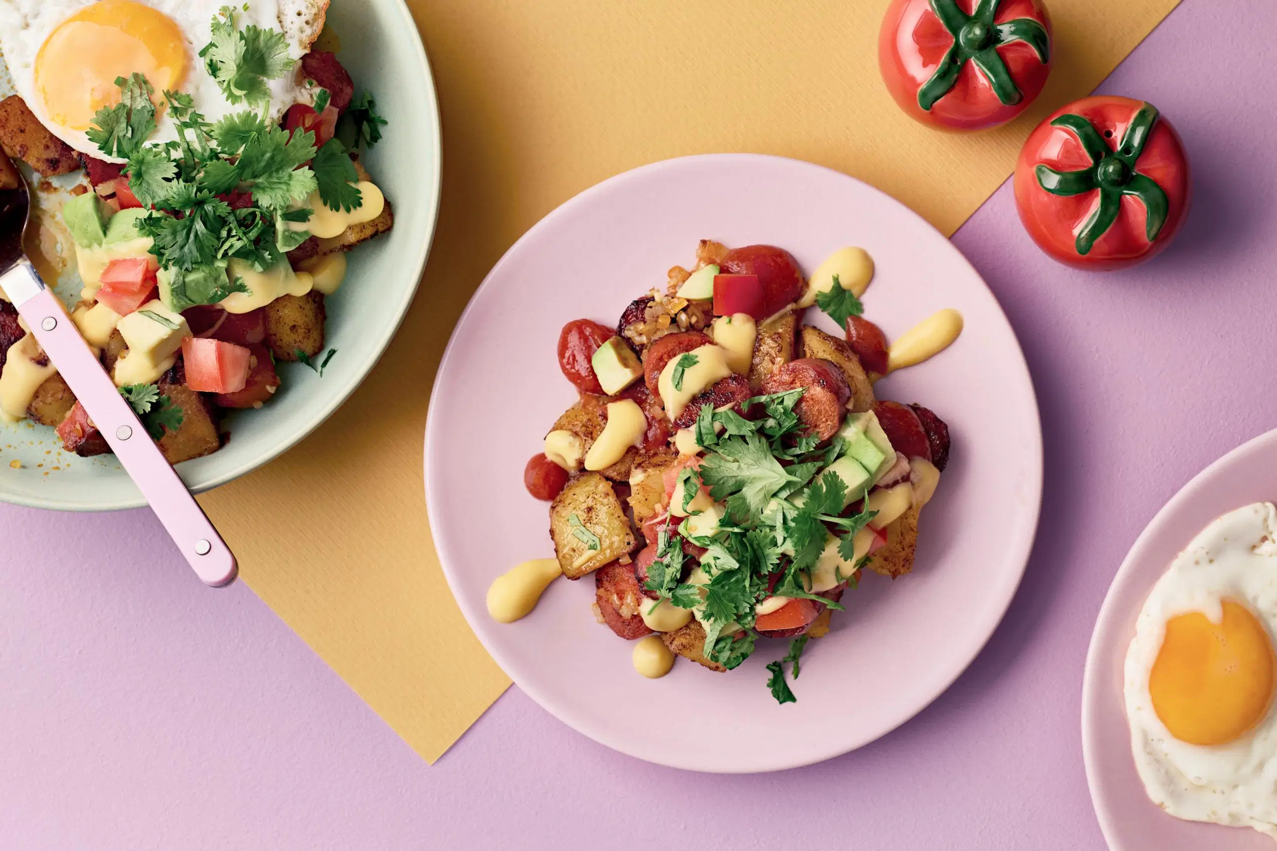 Maukas texmex-pyttipannu lautasella.