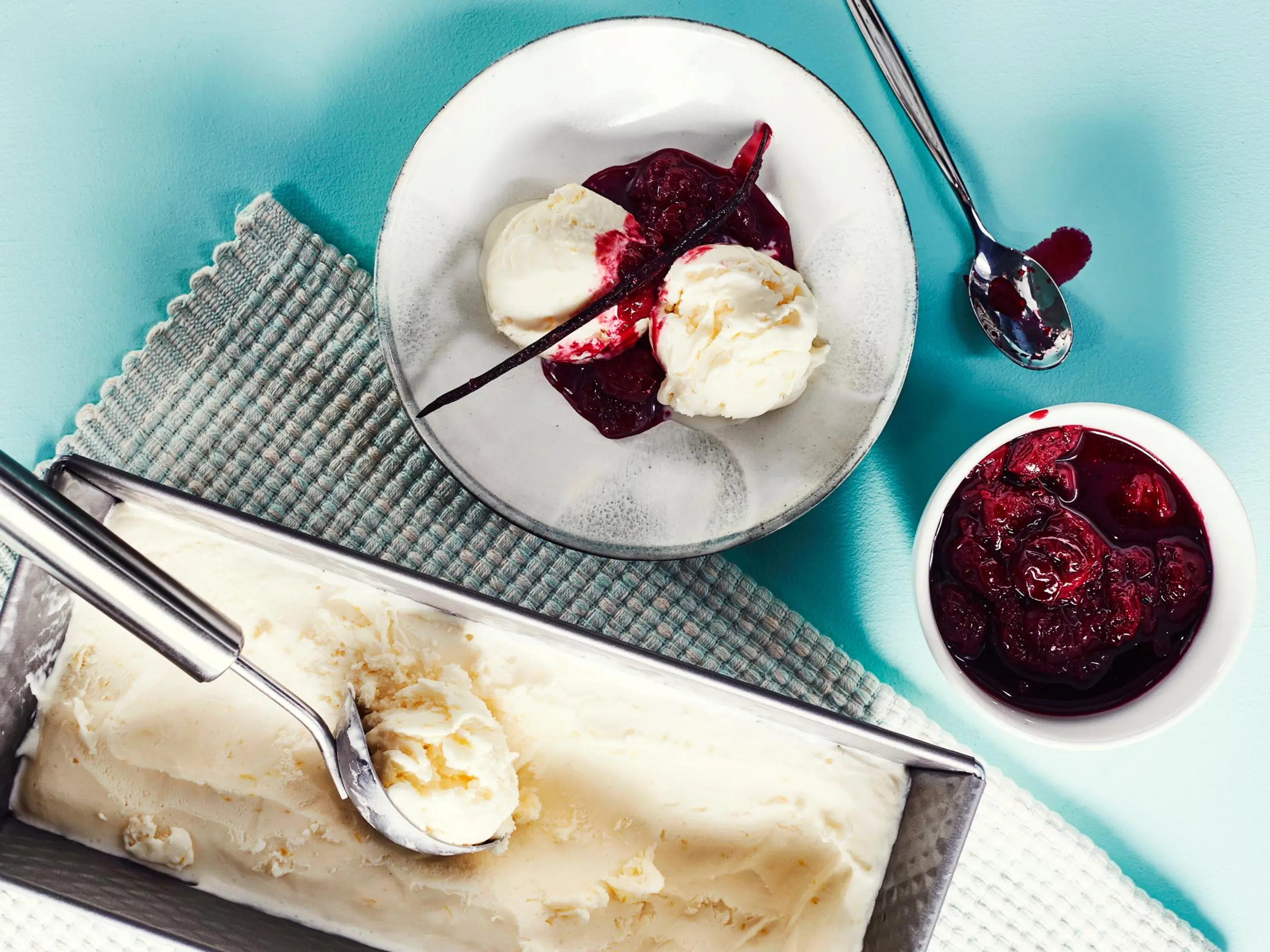 Helppo kotijäätelö ja kirsikkakastike