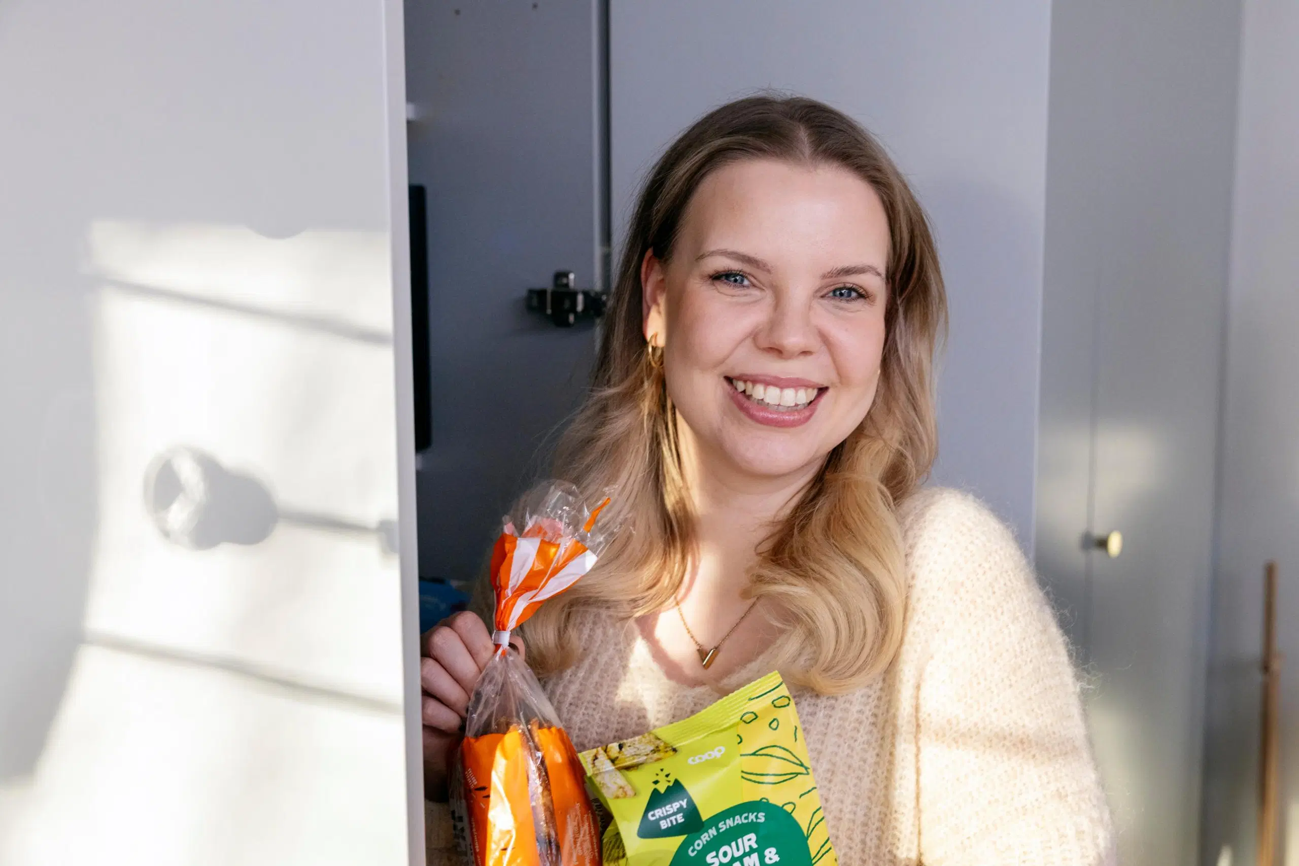 Iina Hyttinen kädessä ruokapaketteja.