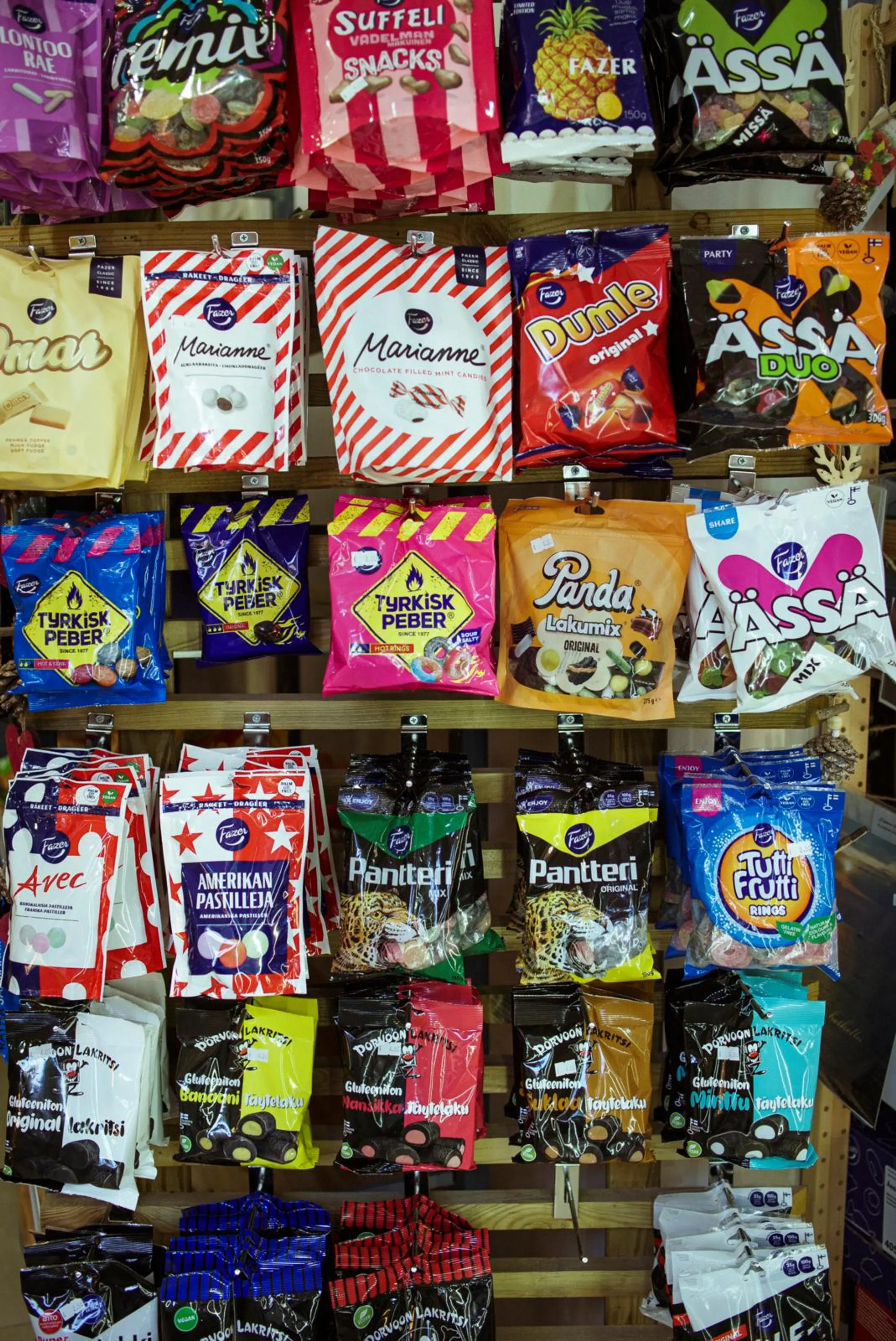 Karkkipusseja hyllyssä