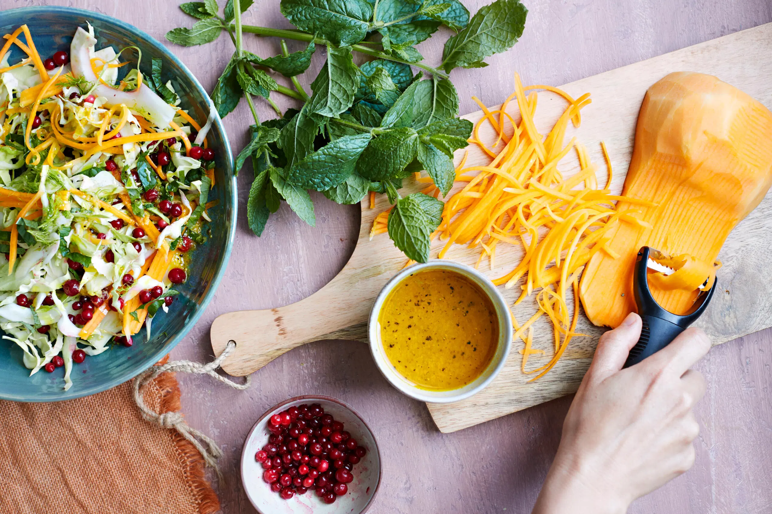 Pirteä kaali-kurpitsasalaatti