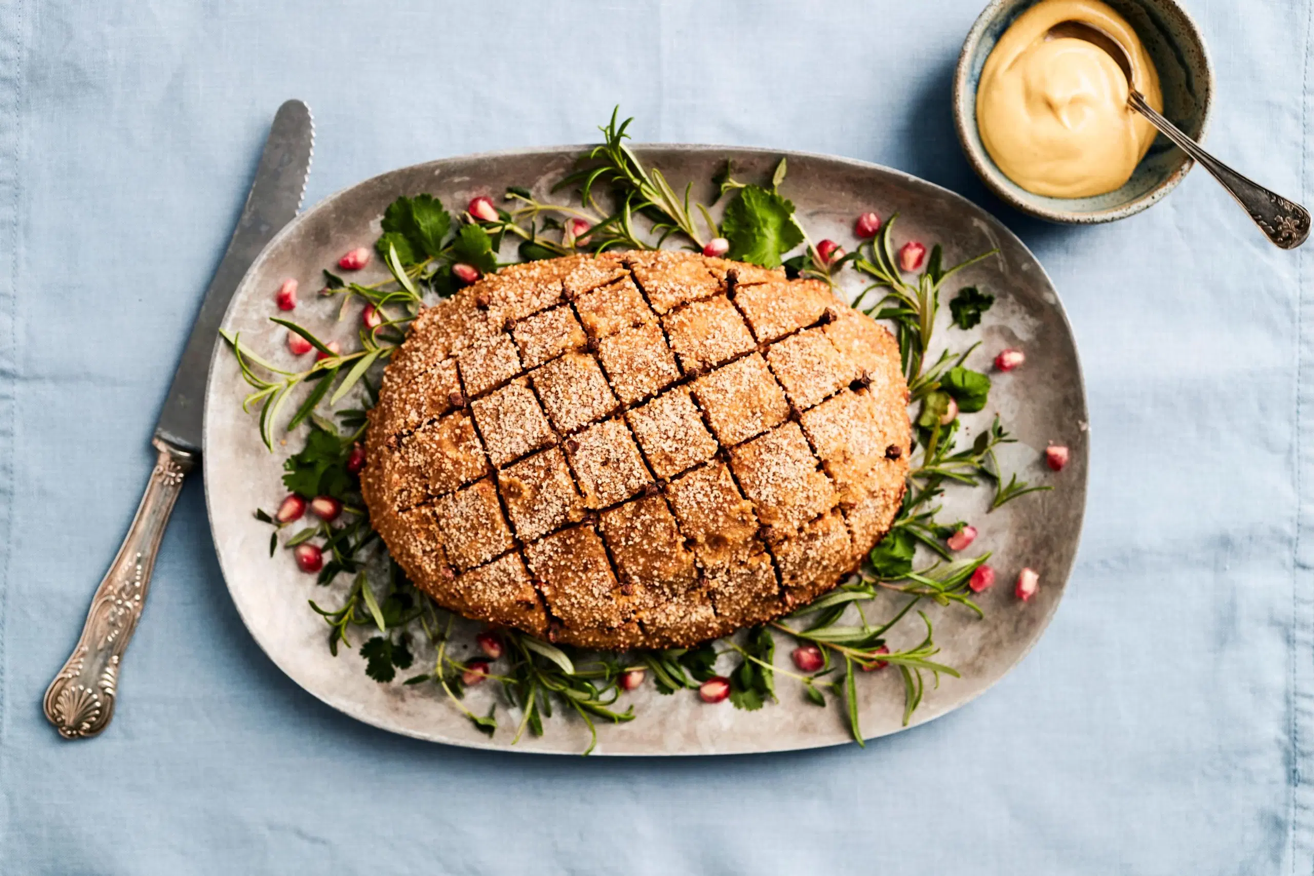 Lautasella tofukinkku sinappikuorrutuksella.