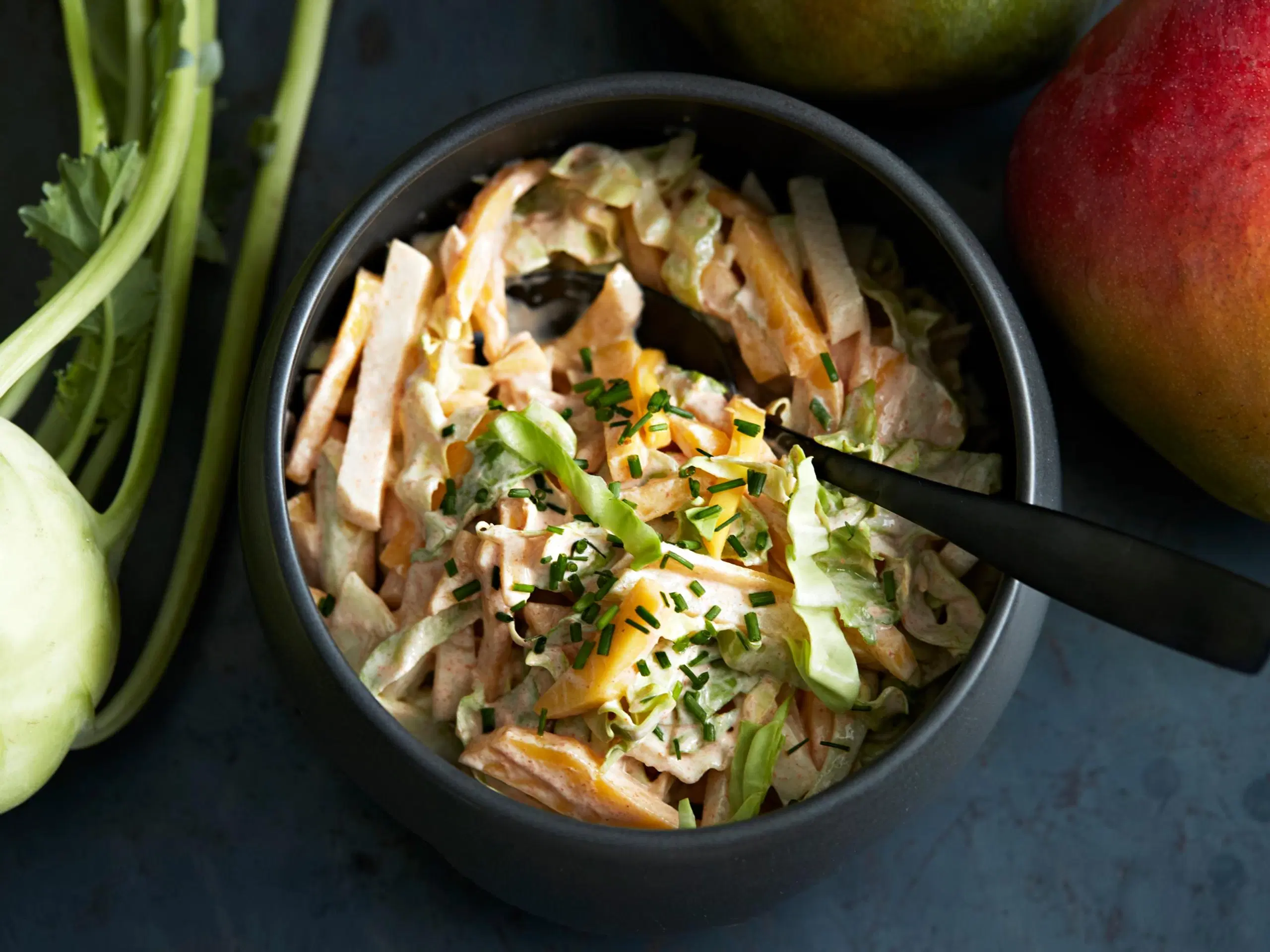 Nopea mango-kaalisalaatti