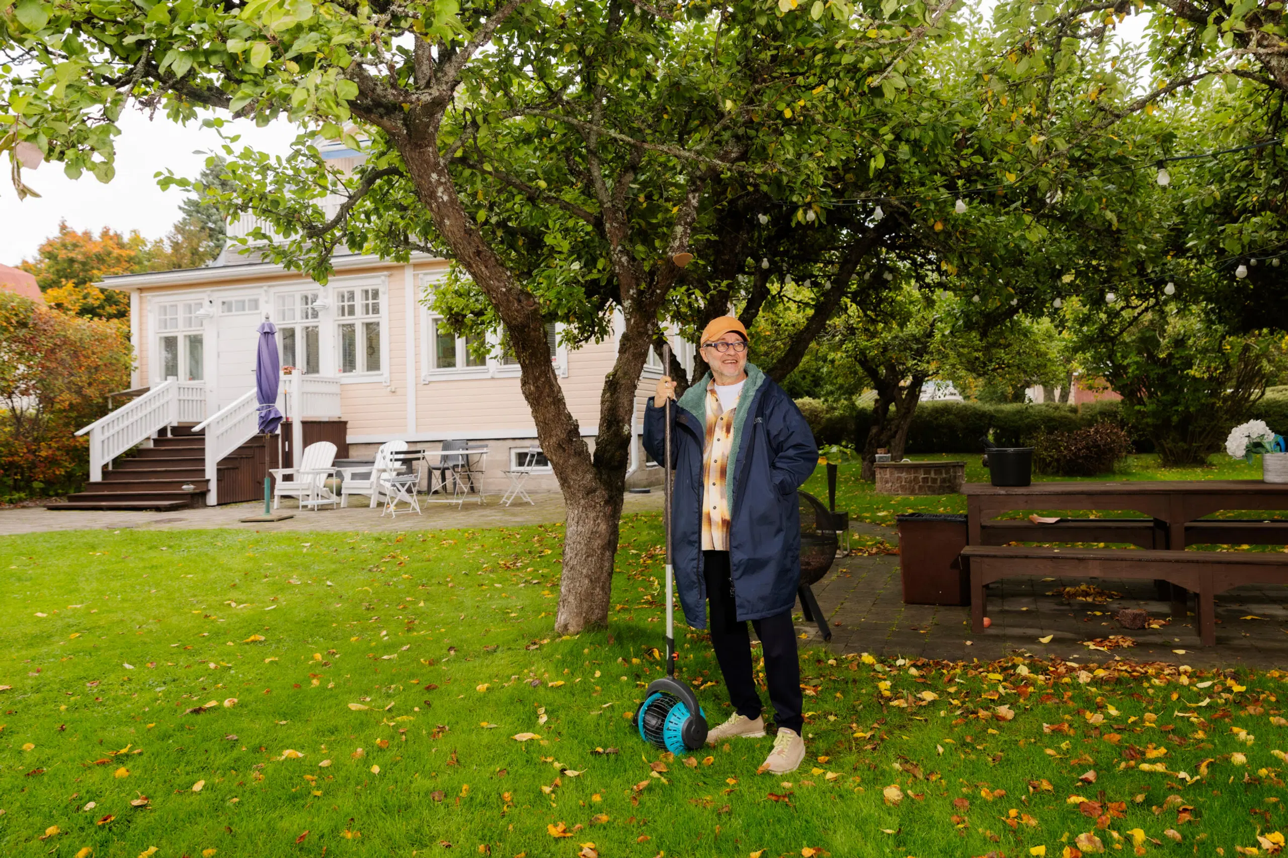 Matti Remes talonsa pihalla lehdenkerääjän kanssa.