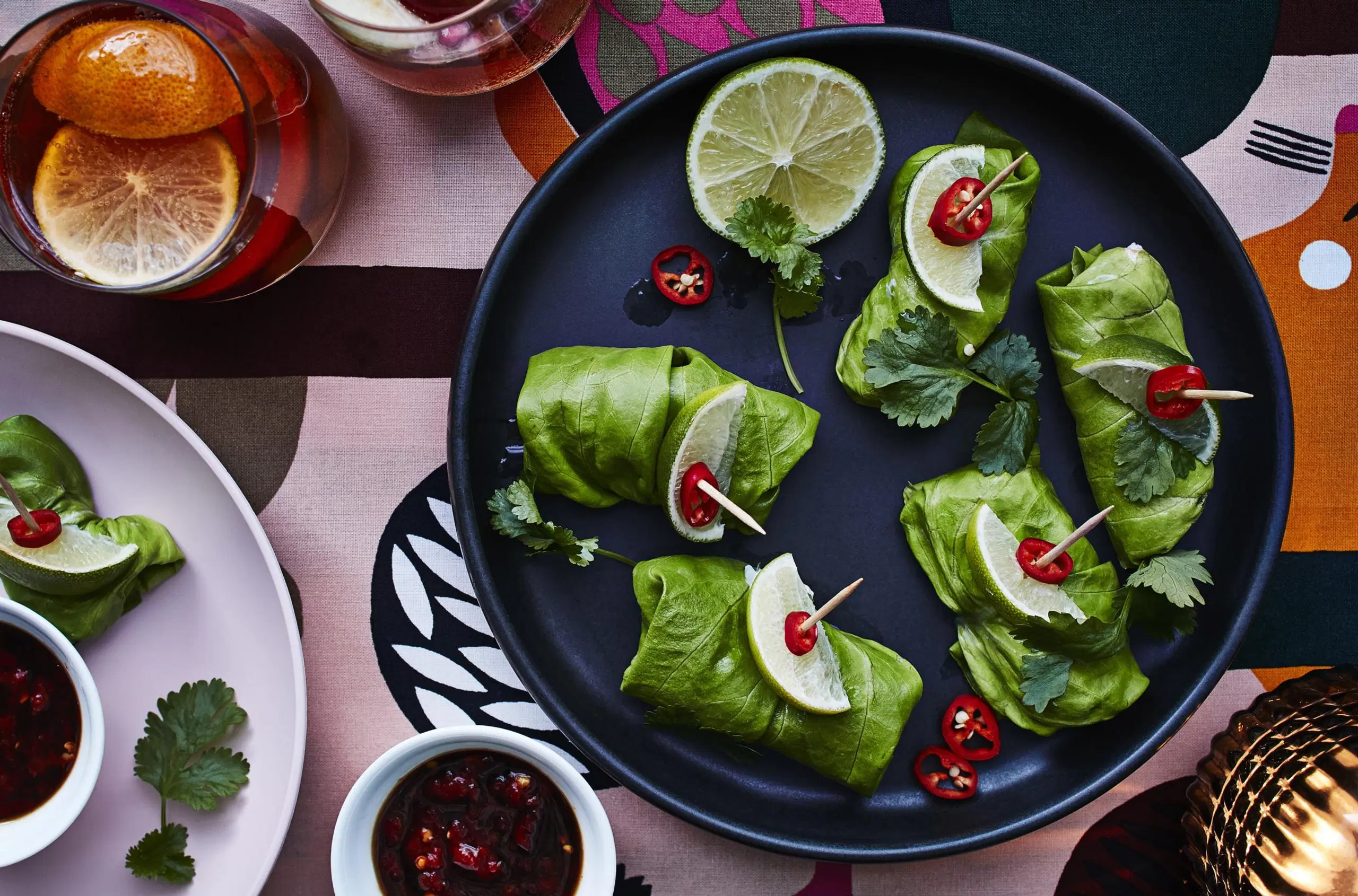 Katkarapu-wasabikääröt ja dippikastiketta