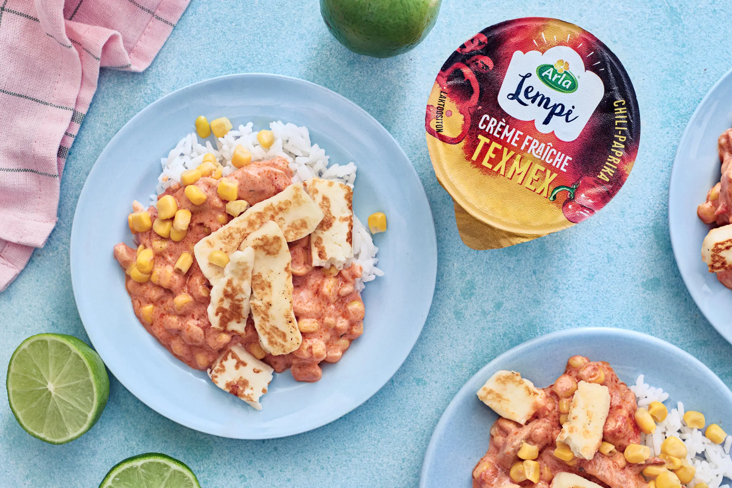 Tulinen kana-halloumikastike, jonka vieressä purkki Arla Lempi TexMex chili-paprika creme fraichea