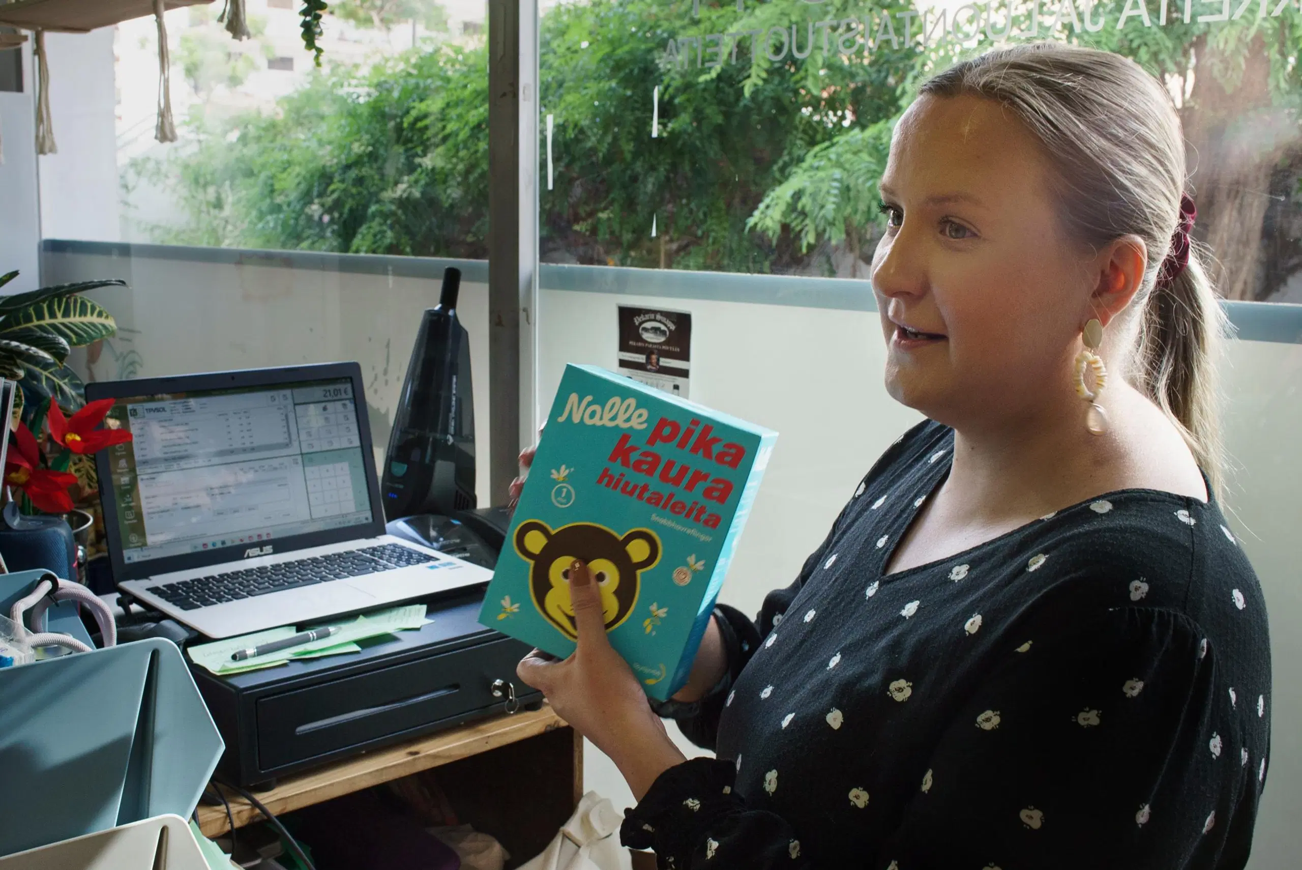 Nainen pitää käsissään puuropakettia