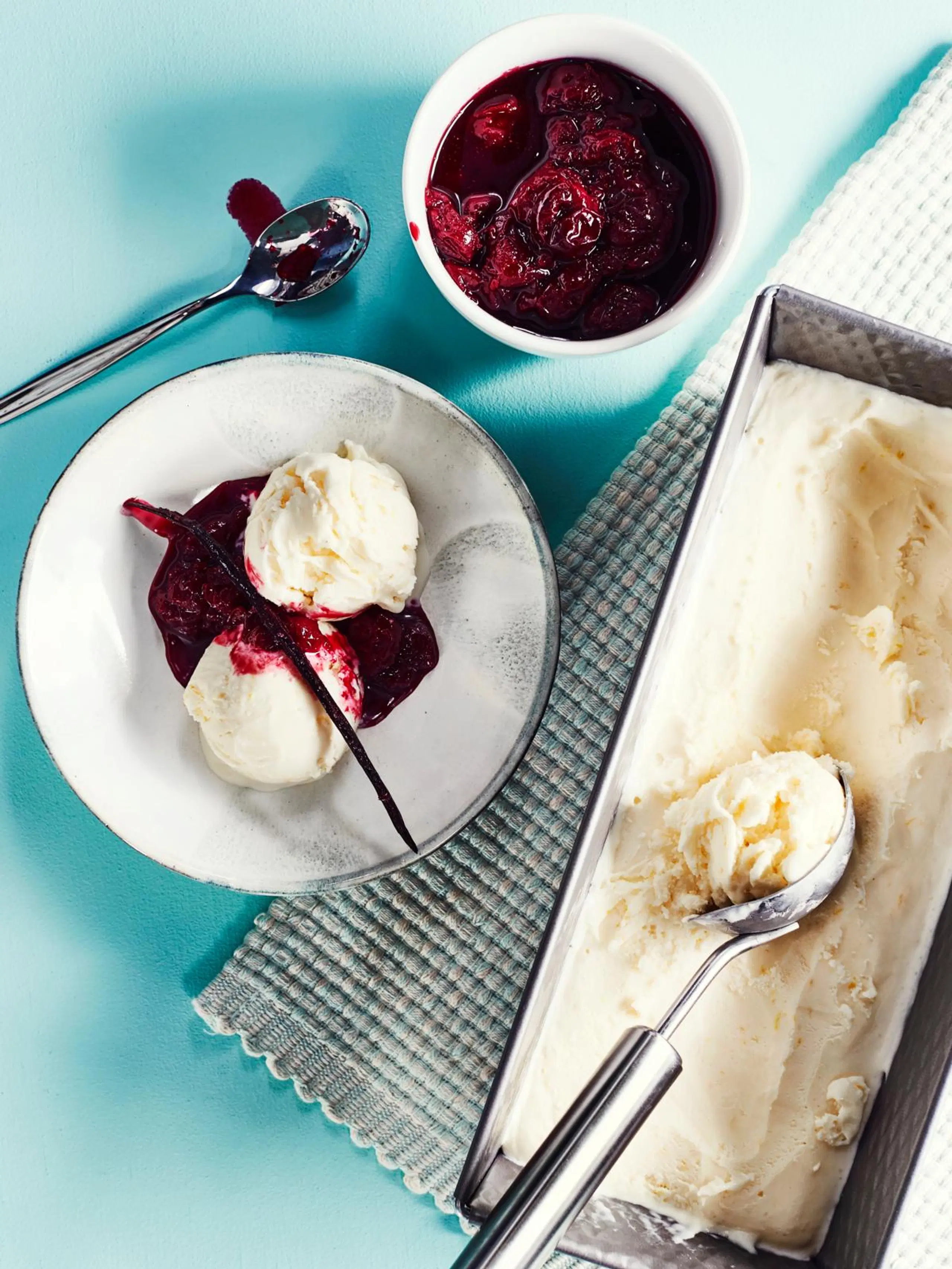 Helppo kotijäätelö ja kirsikkahilloke