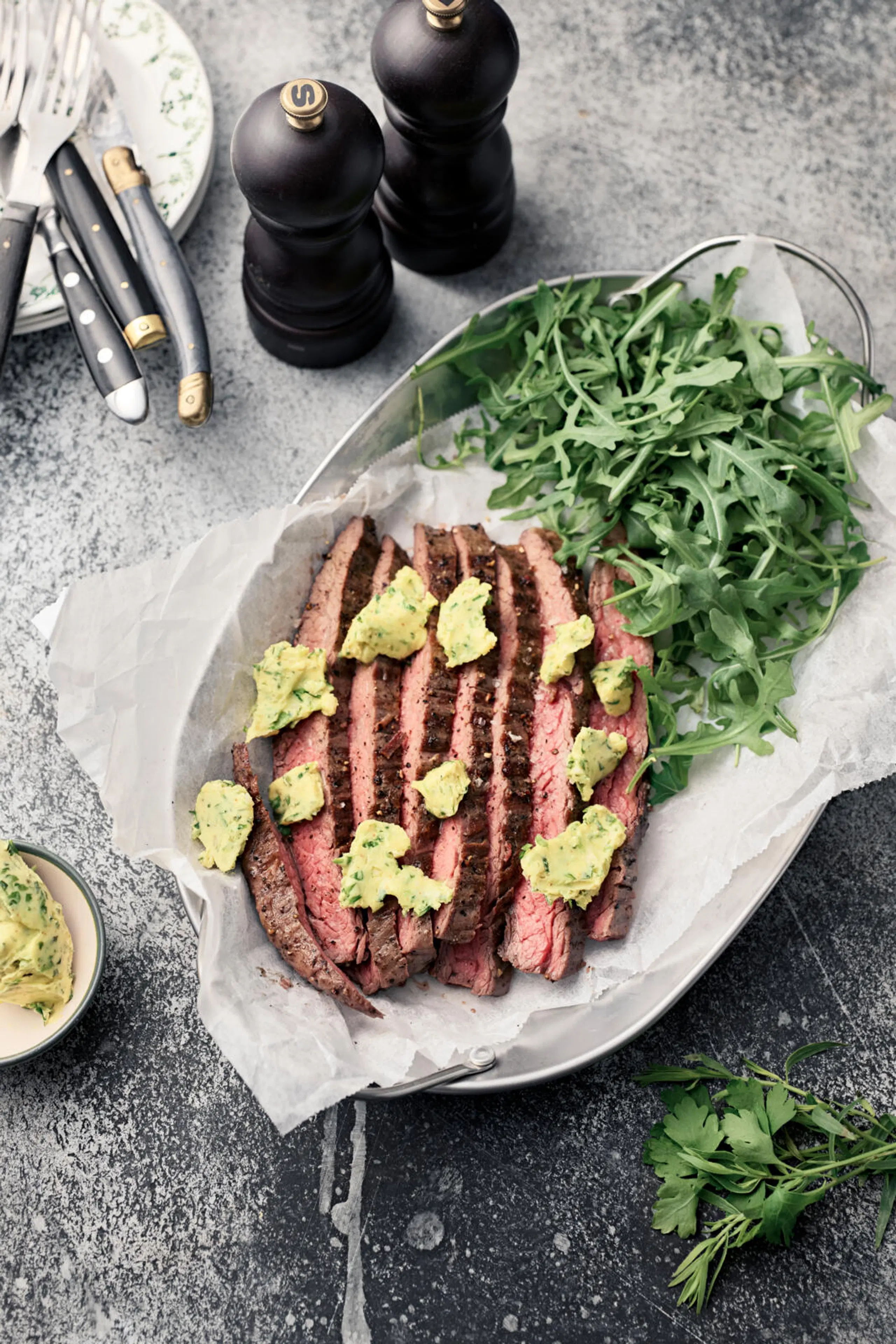 Grillattu flank steak ja Café de Paris -voi
