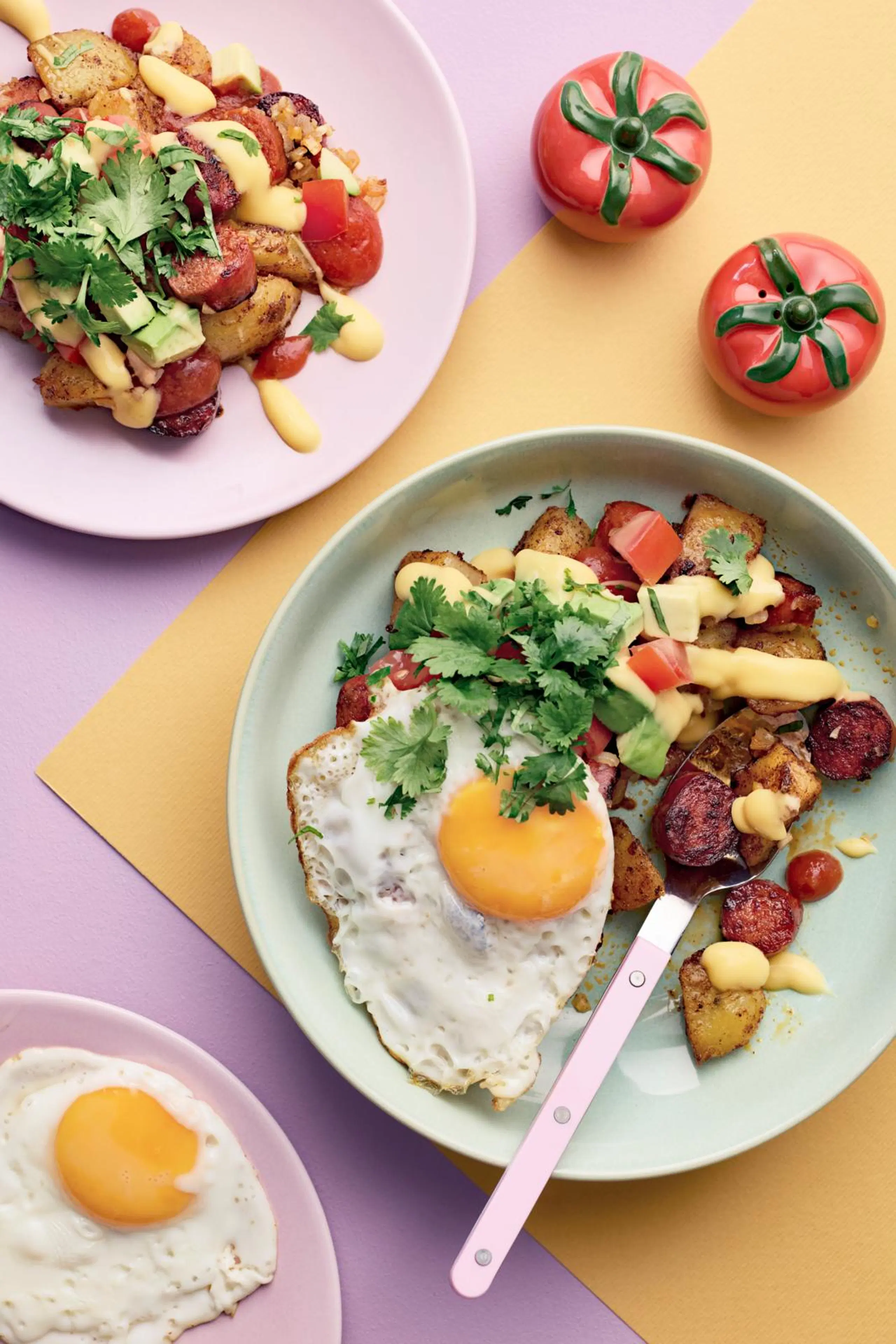 Maukas texmex-pyttipannu lautasella.