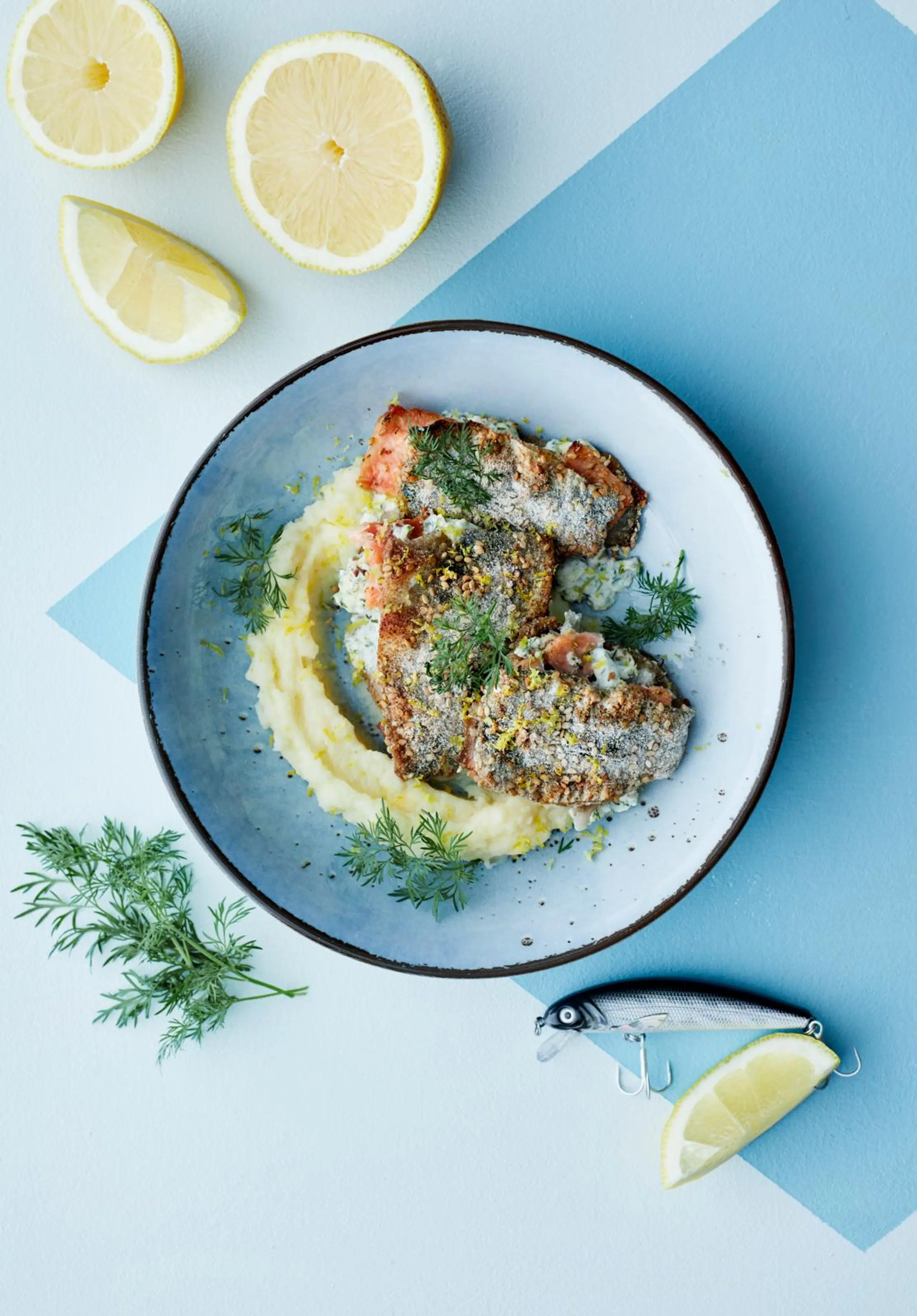 Kylmäsavulohella täytetyt silakkapihvit ja perunamuusia