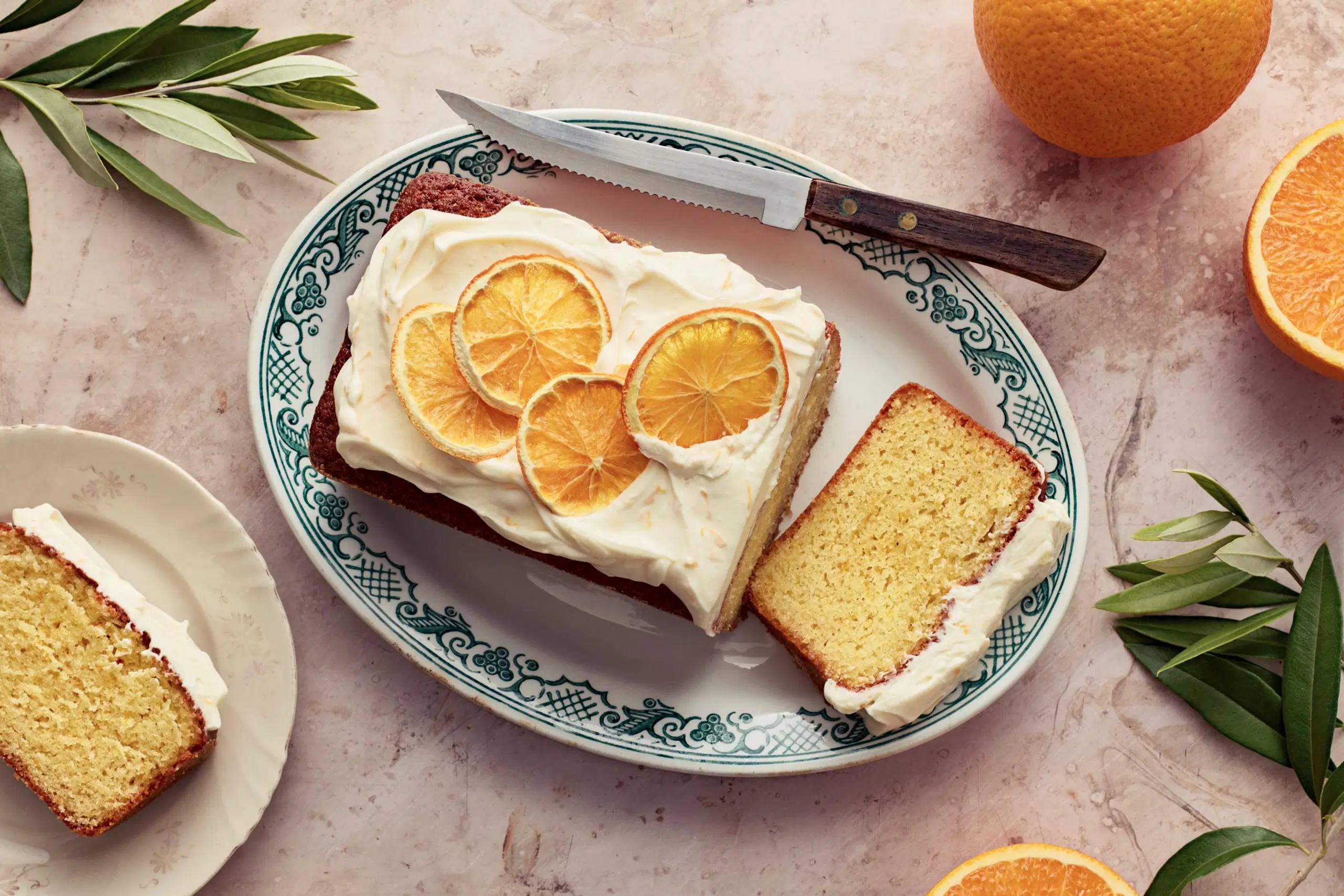 Oliiviöljy-appelsiinikakku tarjottimella.