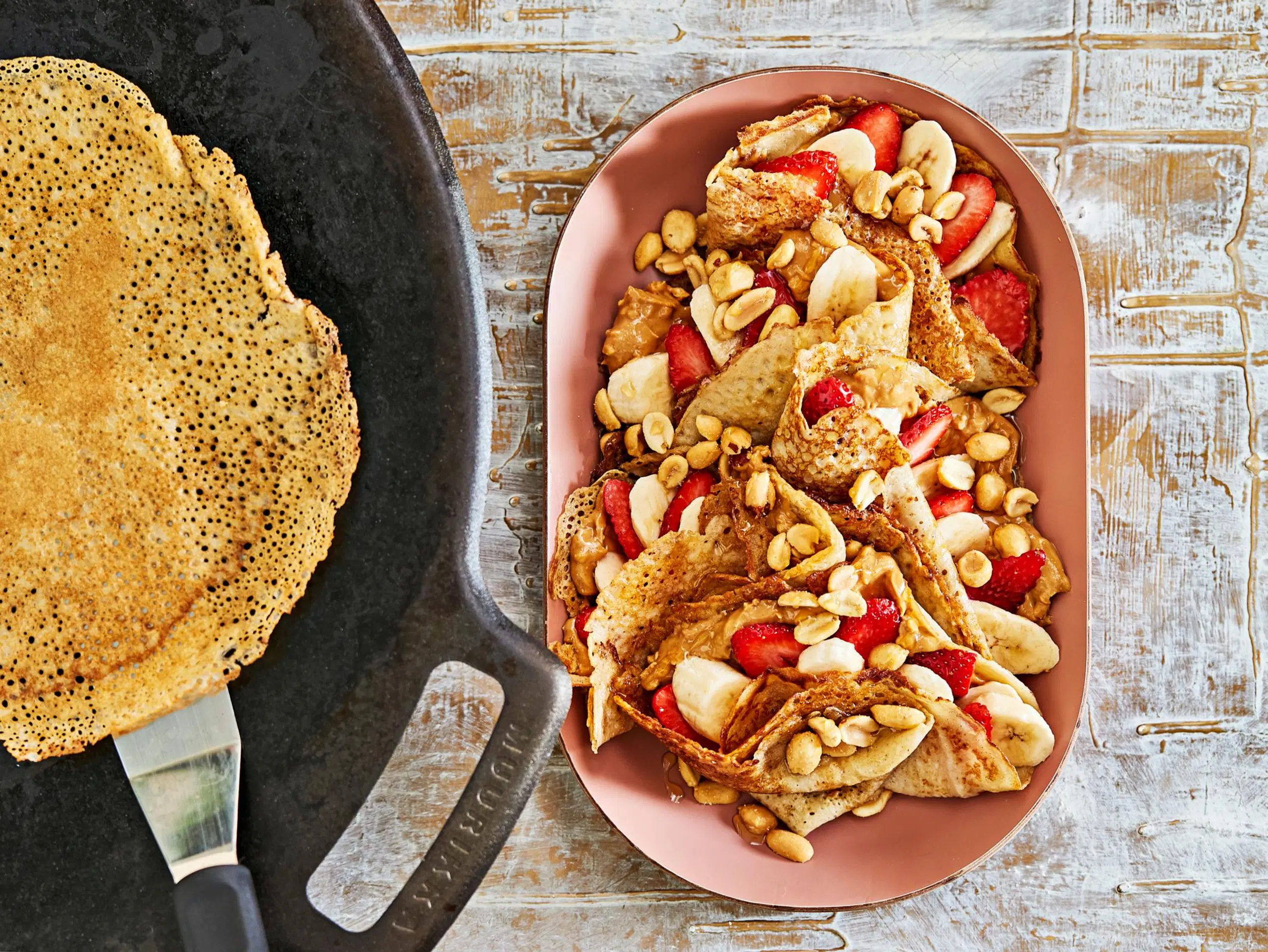 Suolaisenmakeat muurinpohjaletut banaanilla, mansikoilla ja maapähkinävoilla